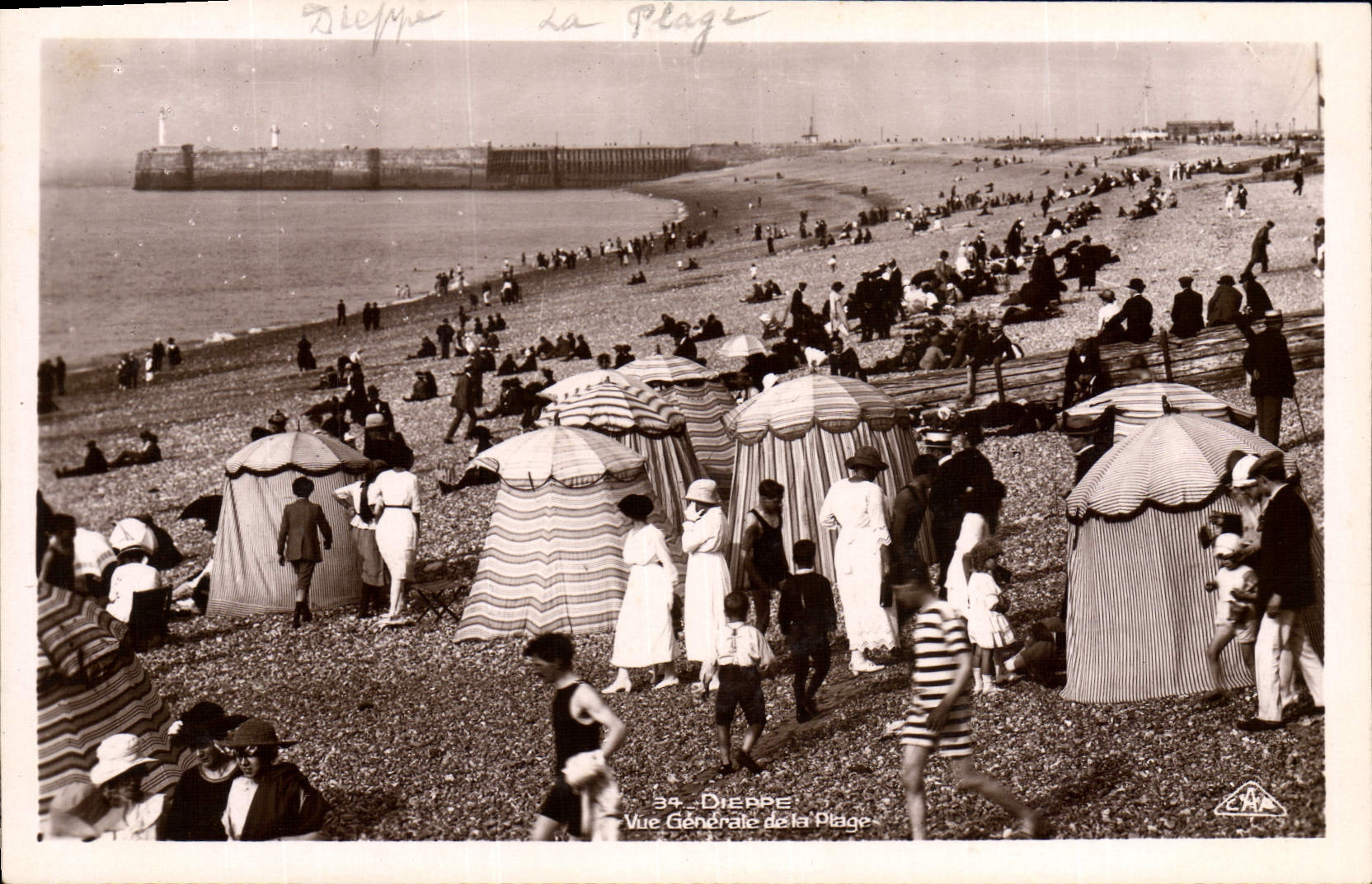 Opinión de Dieppe de la POSTAL de la VENDIMIA de la playa