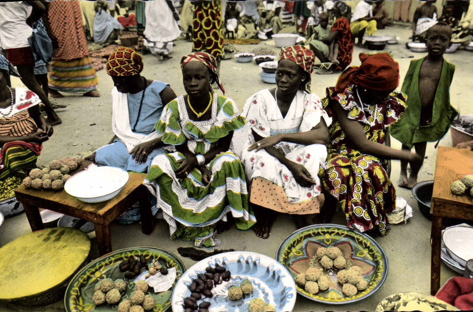 CPM L'Afrique En Couleurs Morche Afrocain Jeunes marchandes 