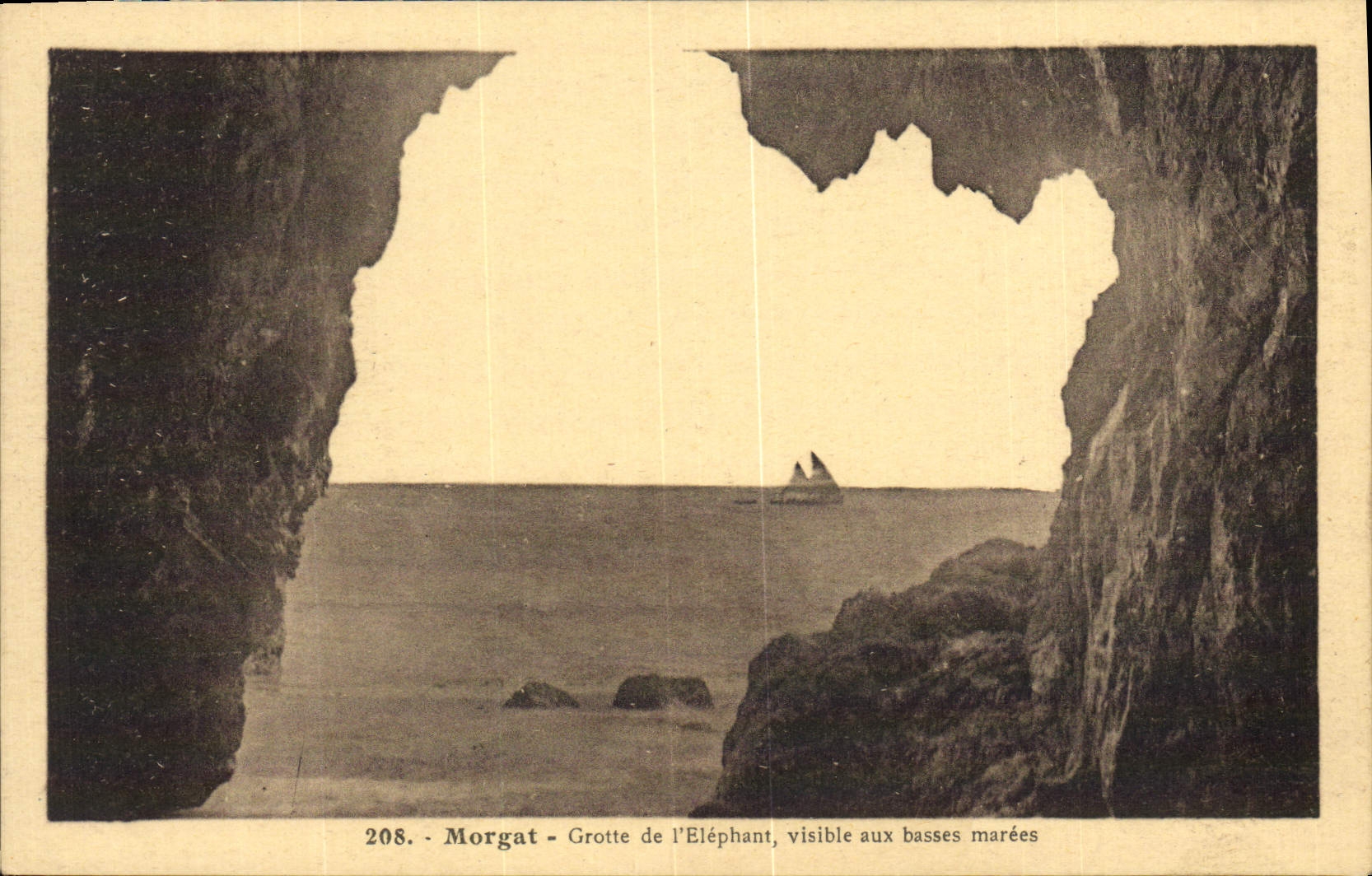 VINTAGE POSTCARD Morgat Cave De I' Elephant Visible With the Low Tides