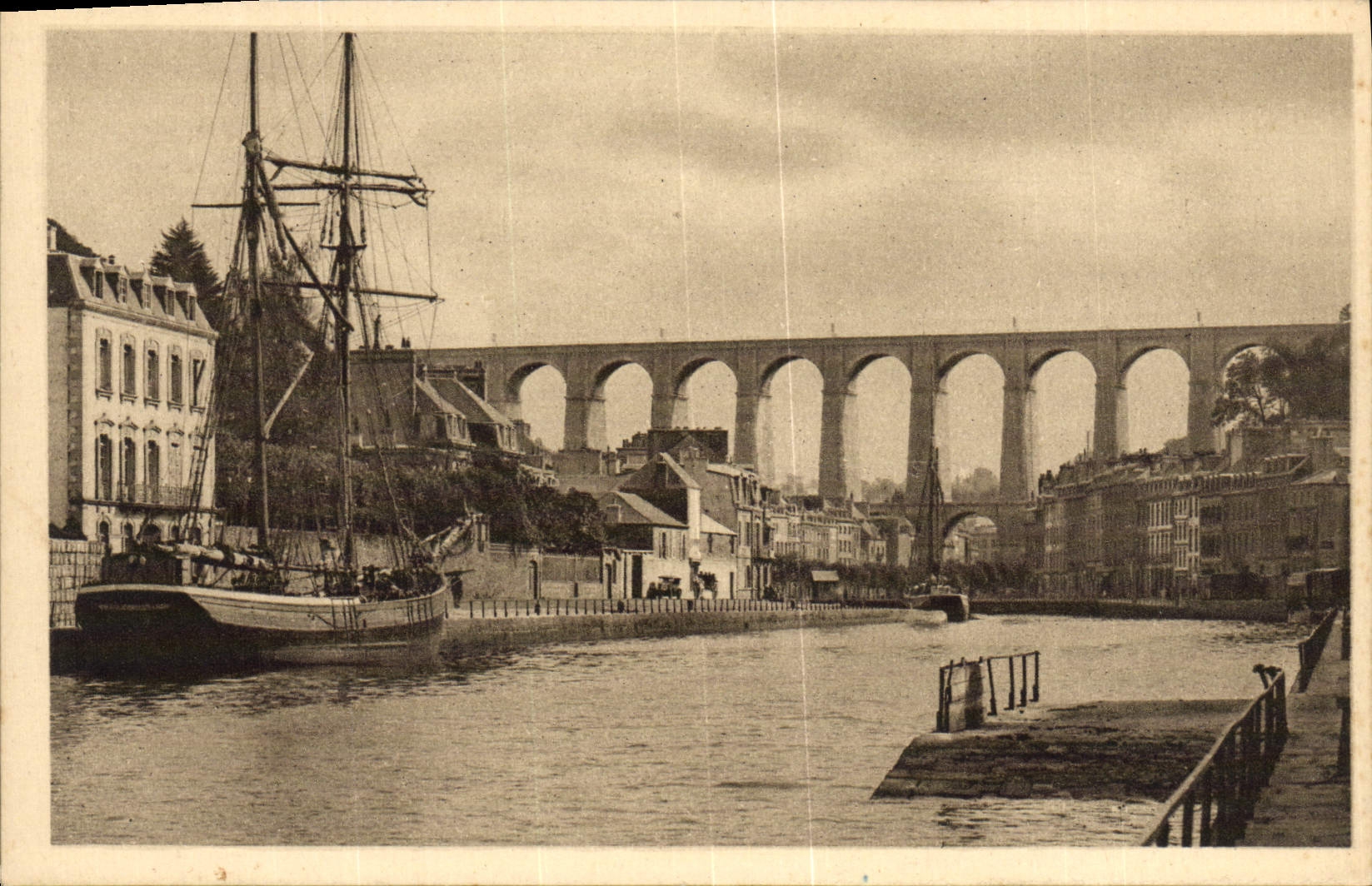 POSTAL Morlaix de la VENDIMIA el puerto y de barco del viaducto