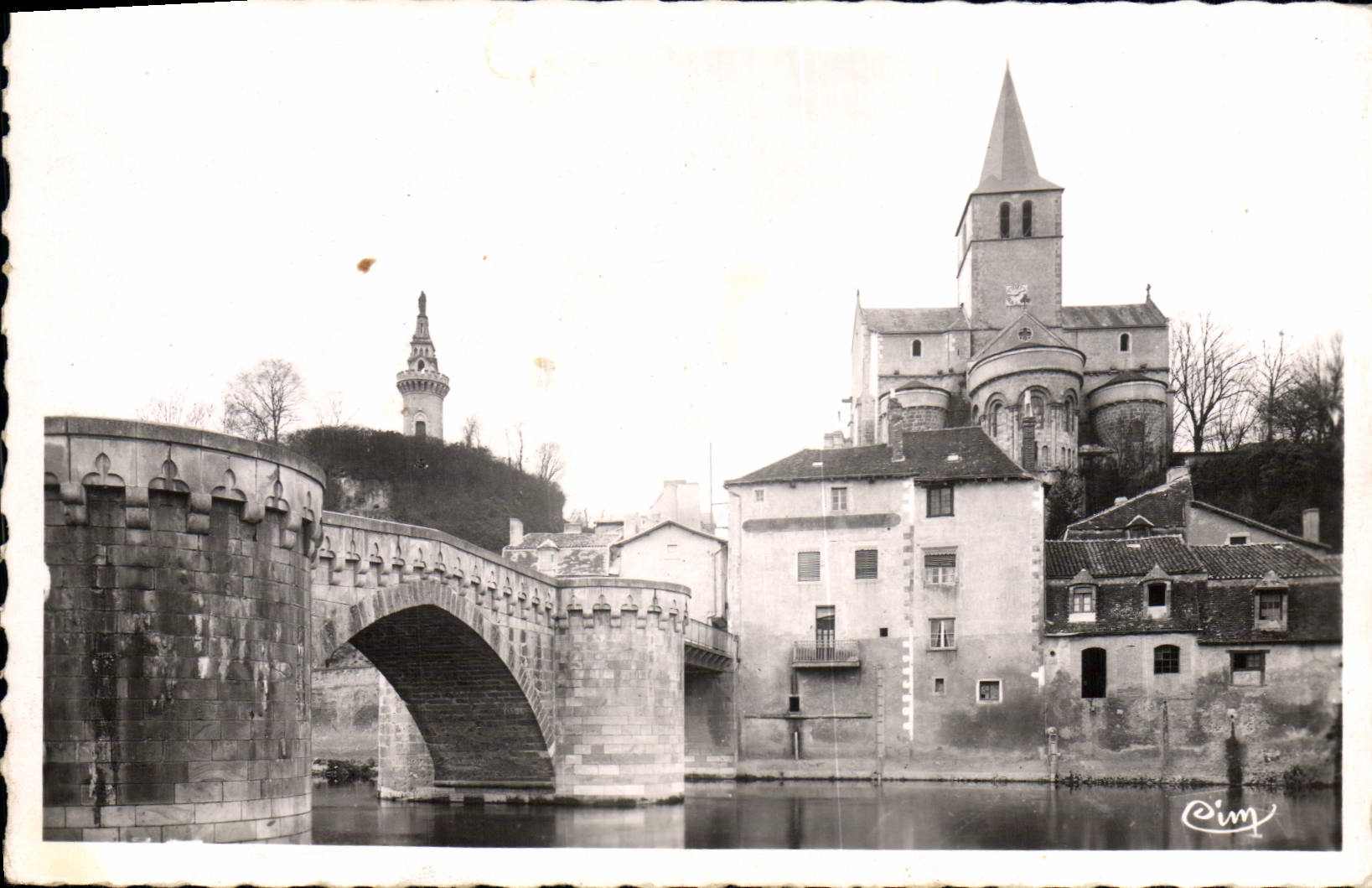 CPM Montmorillon Le Vieux Pont La Vierge du chateau et l'eglise Notre Dame