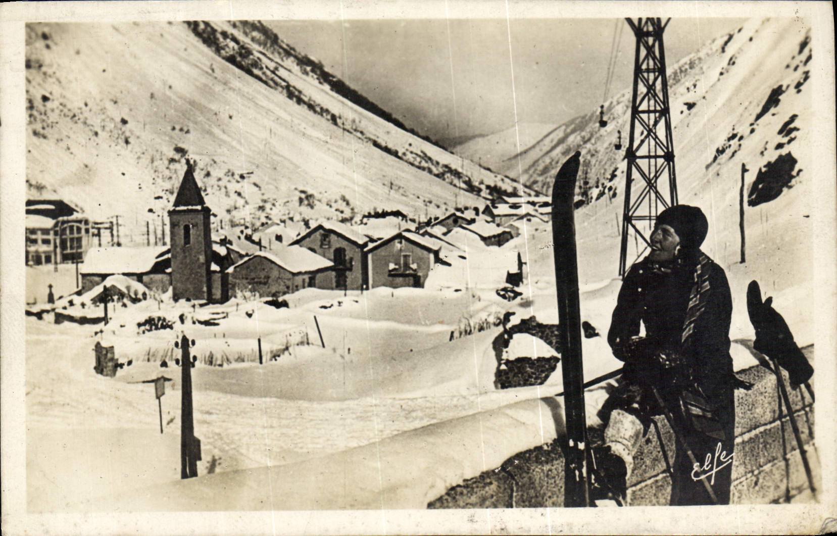 Deportes de invierno de la POSTAL de la VENDIMIA al collar De Puymorens la aldea de Hospitalet debajo de la nieve