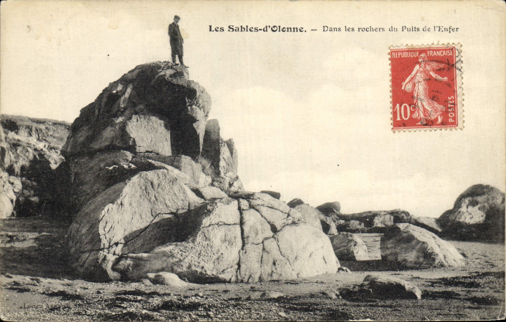 CPA Les Sables D'Olonne Dans Les Rochers Du Puits De I'Enfer