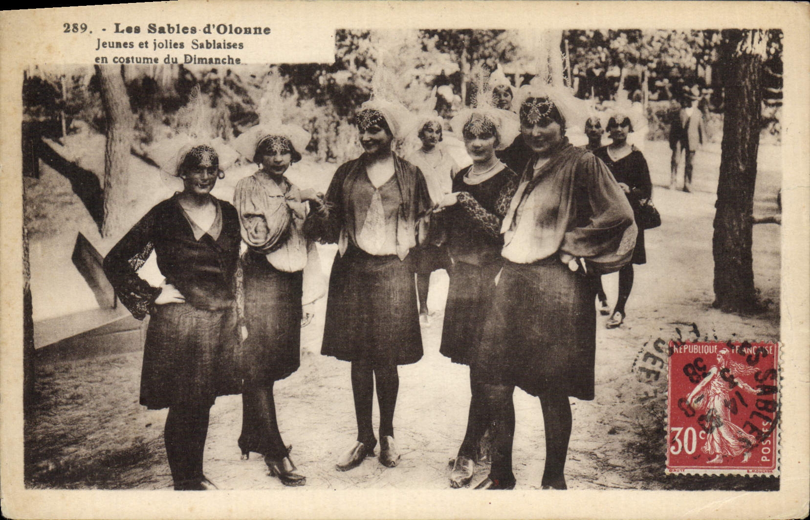 Gente joven de la POSTAL de la VENDIMIA Sables d'Olonne y Sablaises bonito en el traje del folklore de domingo