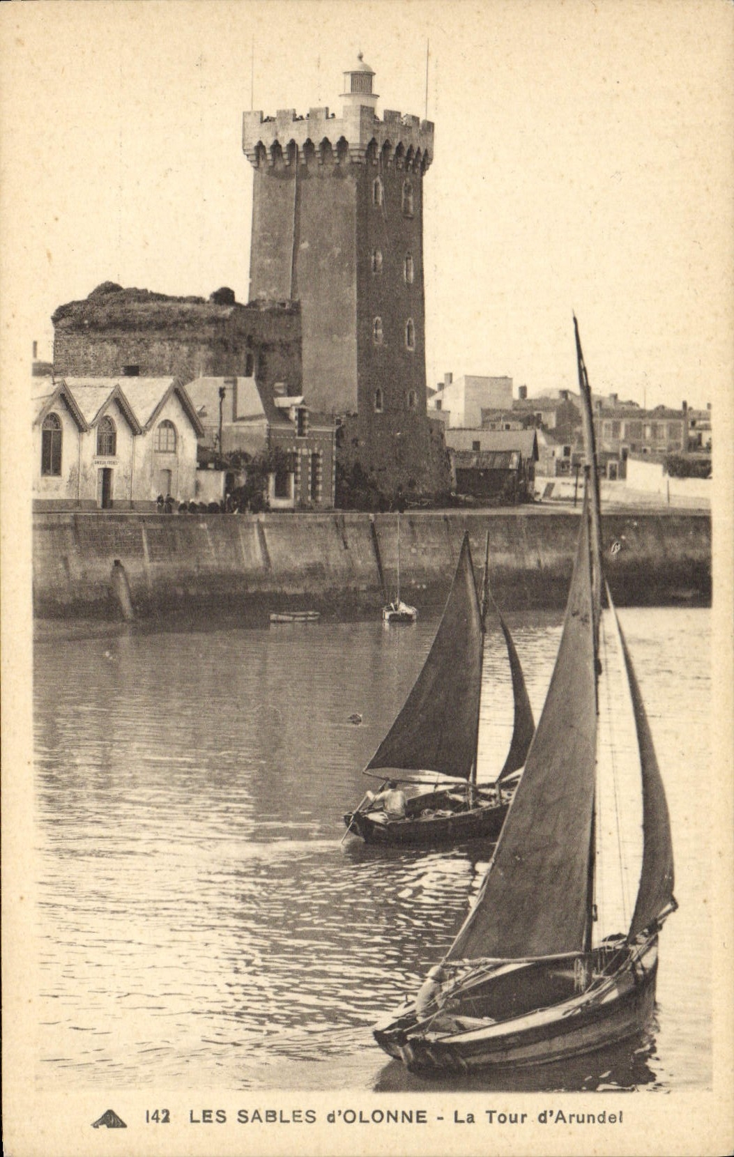 CPA Les Sables D'Olonne La Tour D'Arundel Bateau