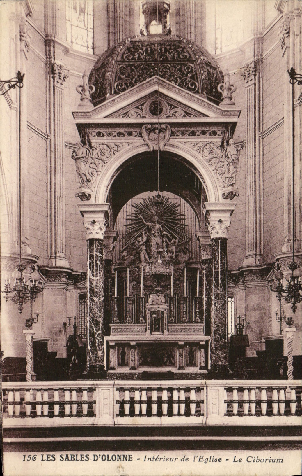 CPA Les Sables D'Olonne Interieur De I'Eglise Le Ciborium
