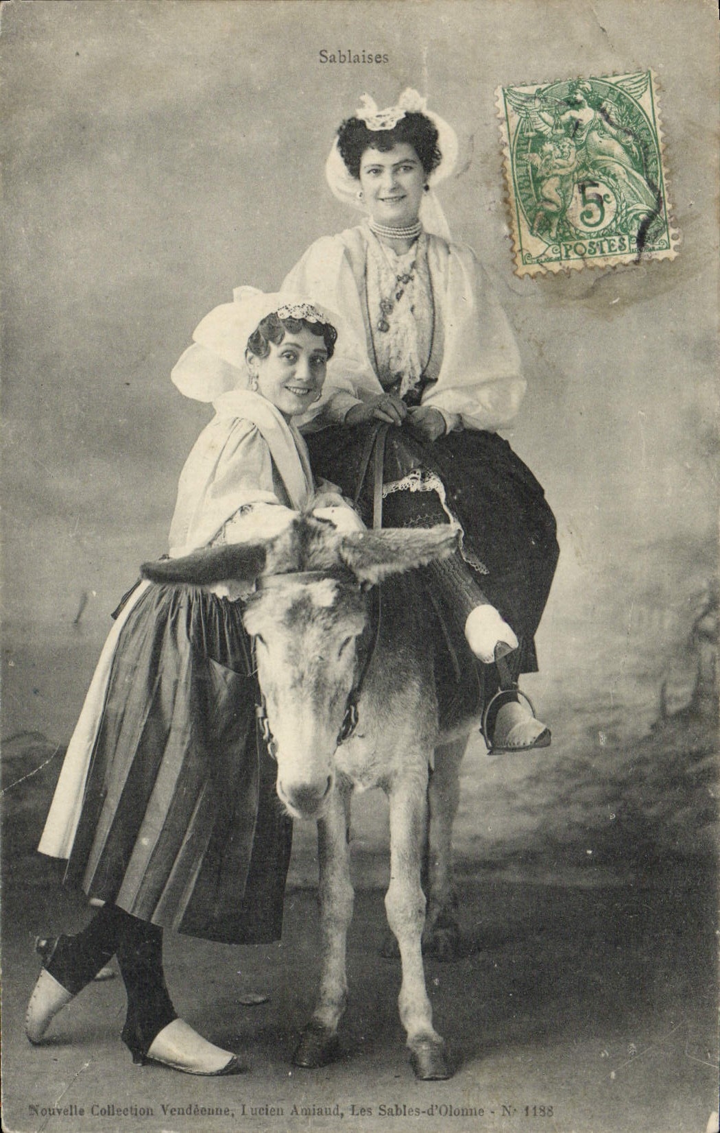 Folklore de Sablaises de la POSTAL de la VENDIMIA Sables d'Olonne