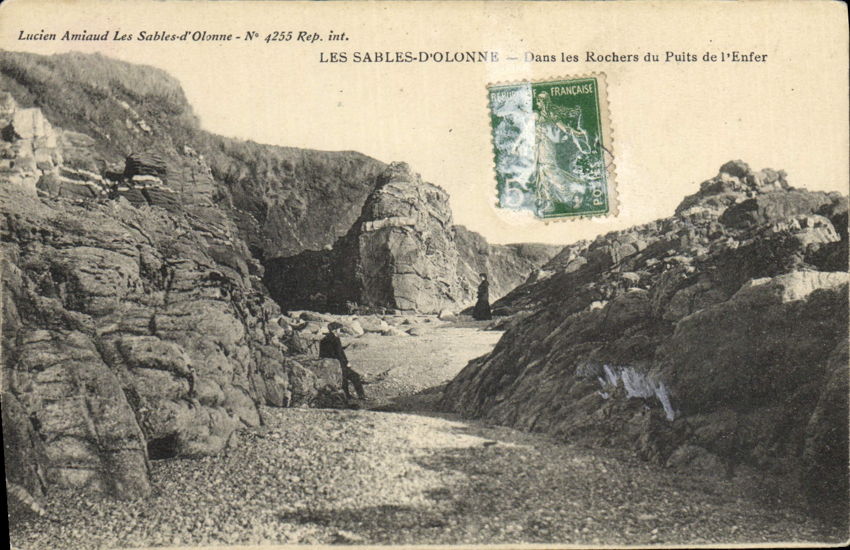 CPA Les Sables D'Olonne Dans Les Rochers Du Puits De I'Enfer