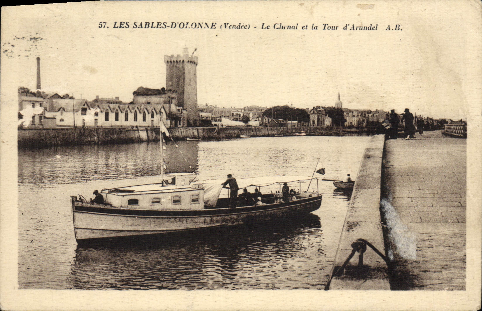 POSTAL de la VENDIMIA Sables d'Olonne el canal y el barco de D Arundel de la torre
