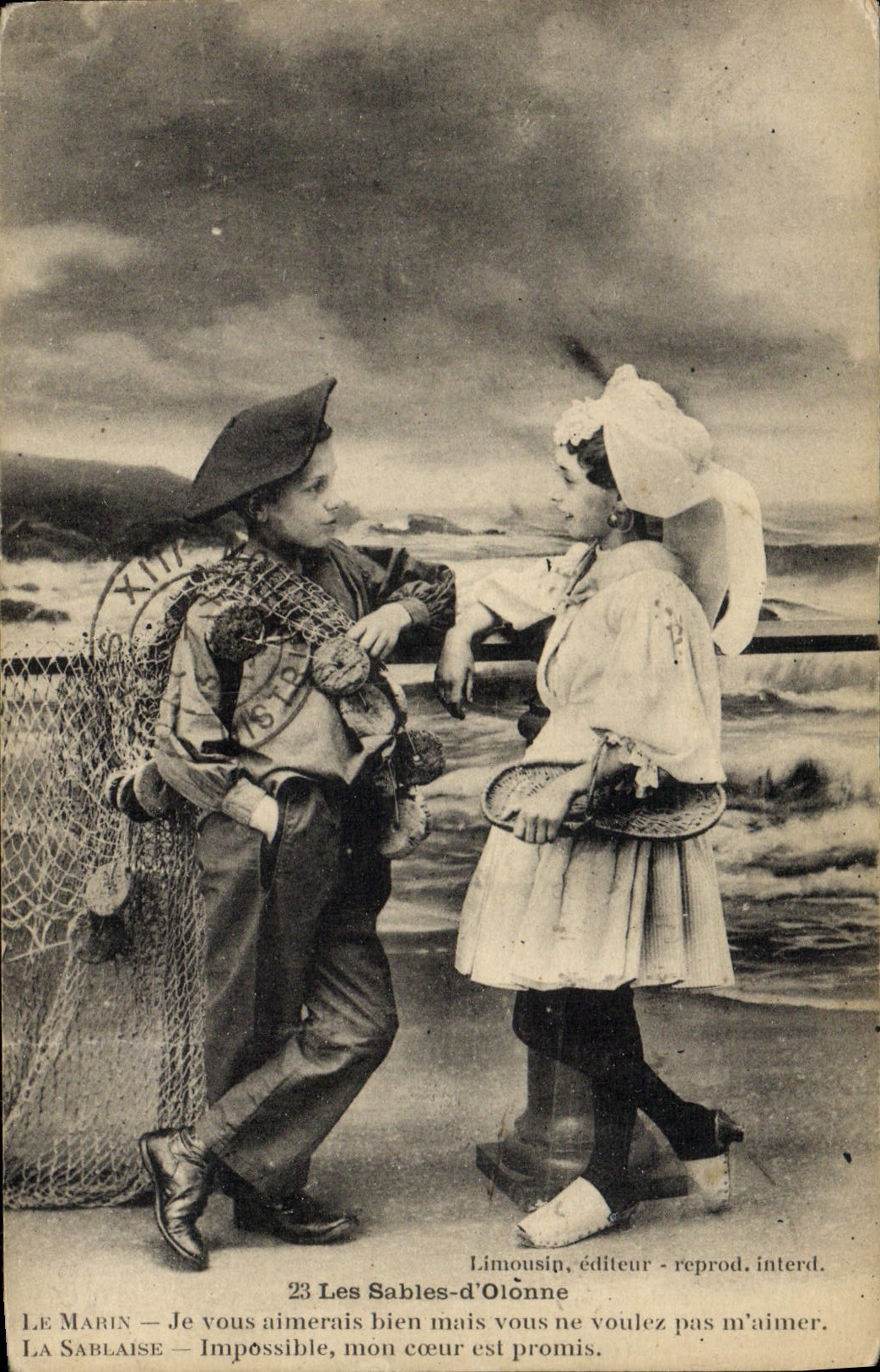 CPA Les Sables D'Olonne Enfants Folklore 