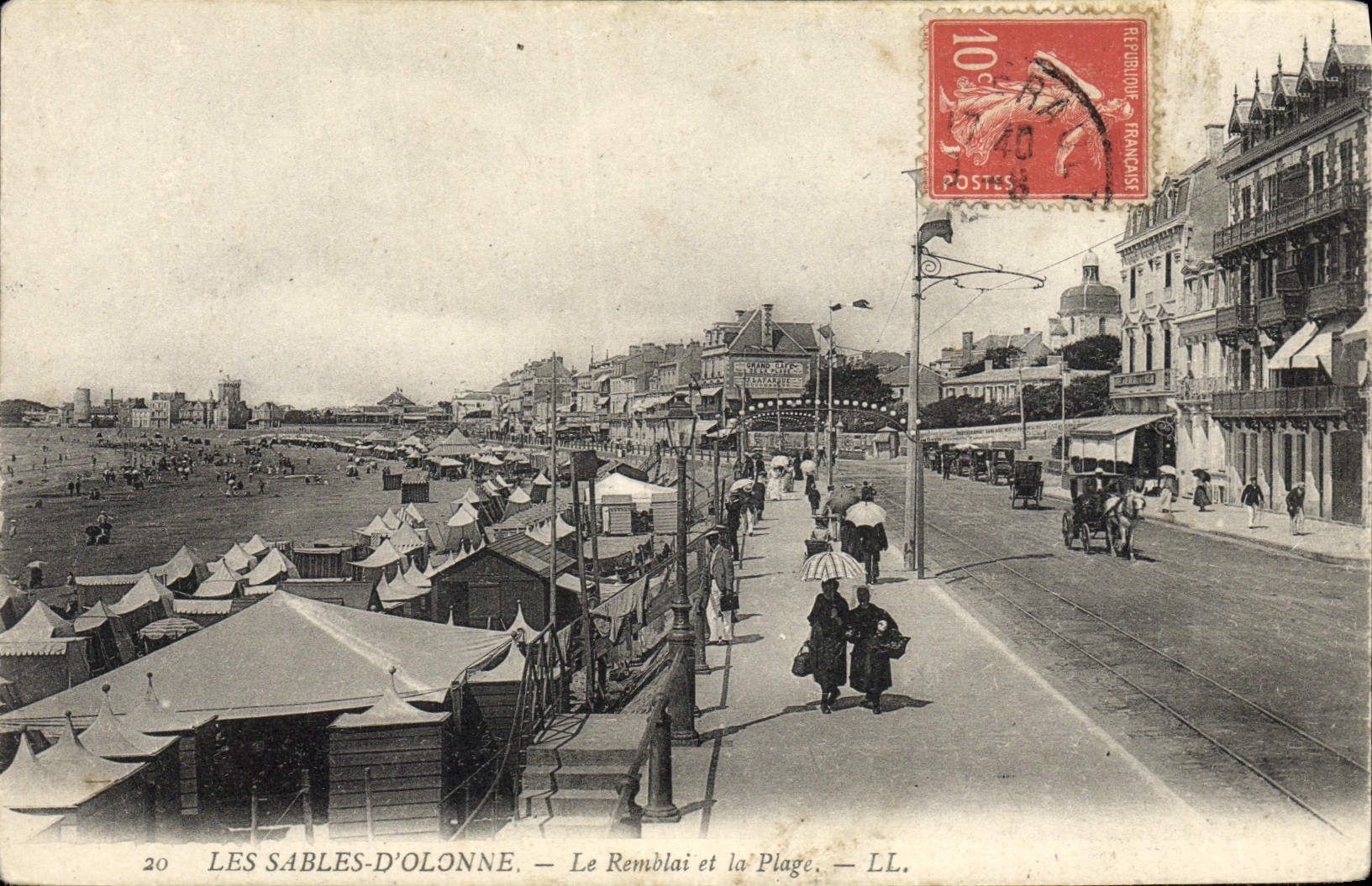 CPA Les Sables D'Olonne Le Remblai Et La Plage
