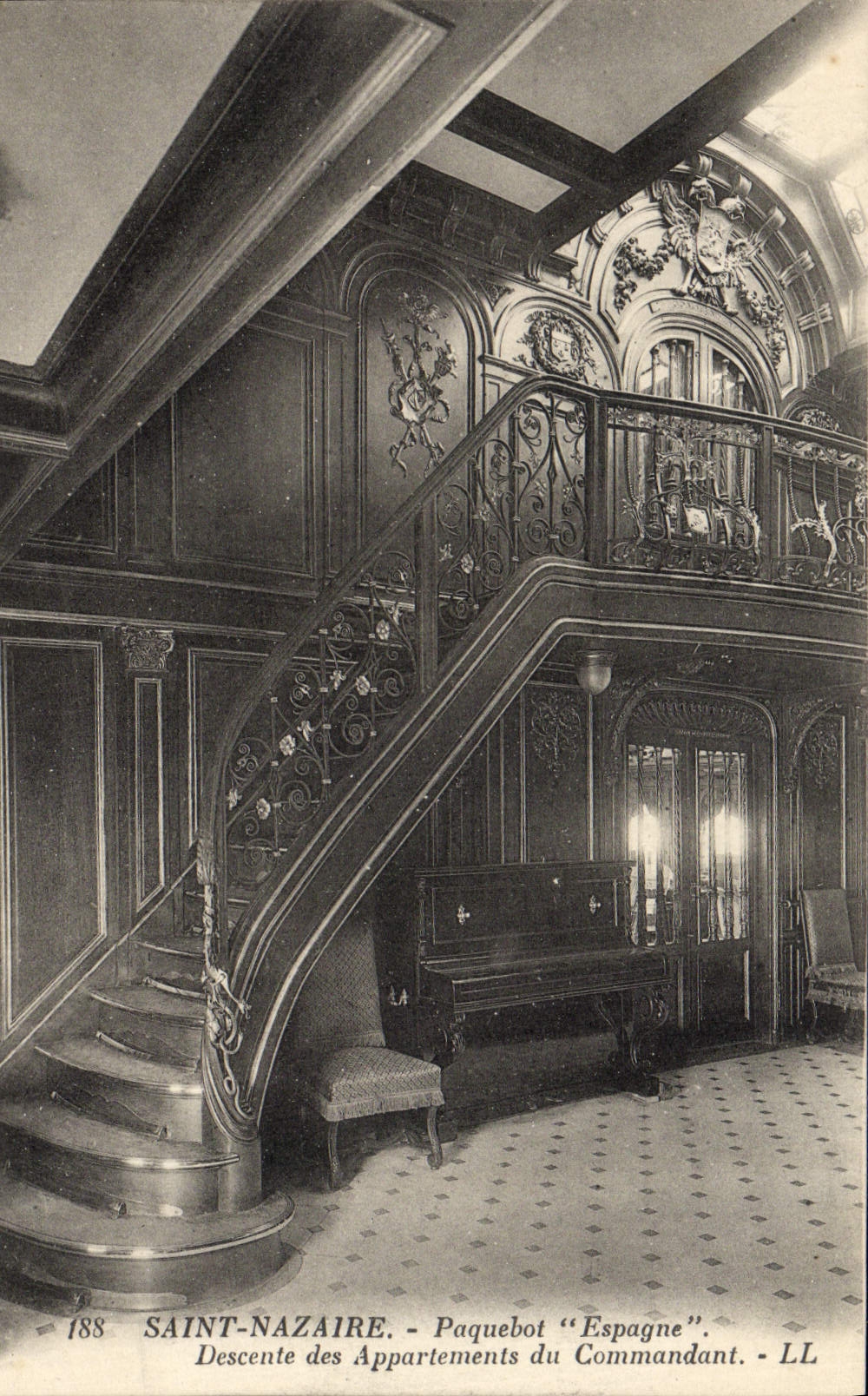 VINTAGE POSTCARD Saint Nazaire Steamer Spain Descent of the apartments of the commander Paquebot