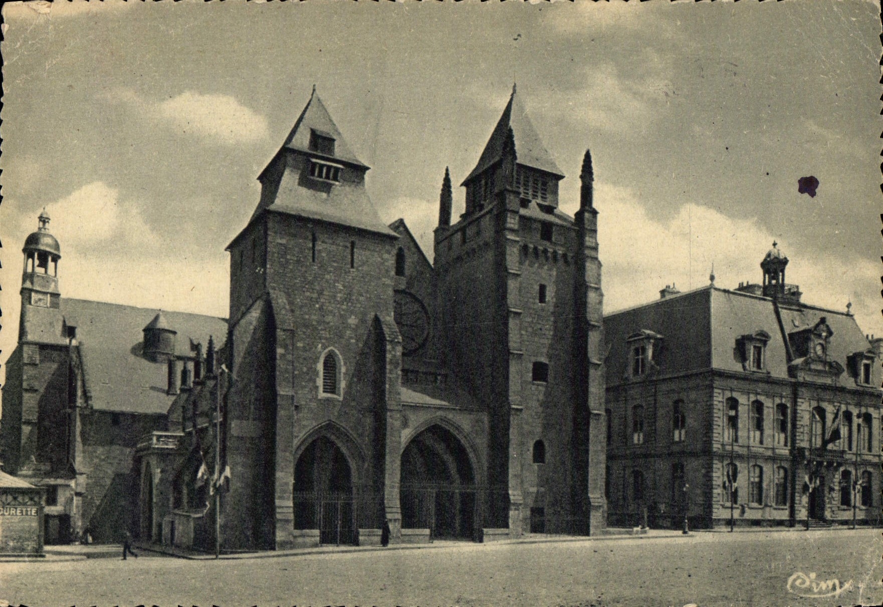VINTAGE POSTCARD St Brieuc the Basilica Cathedral