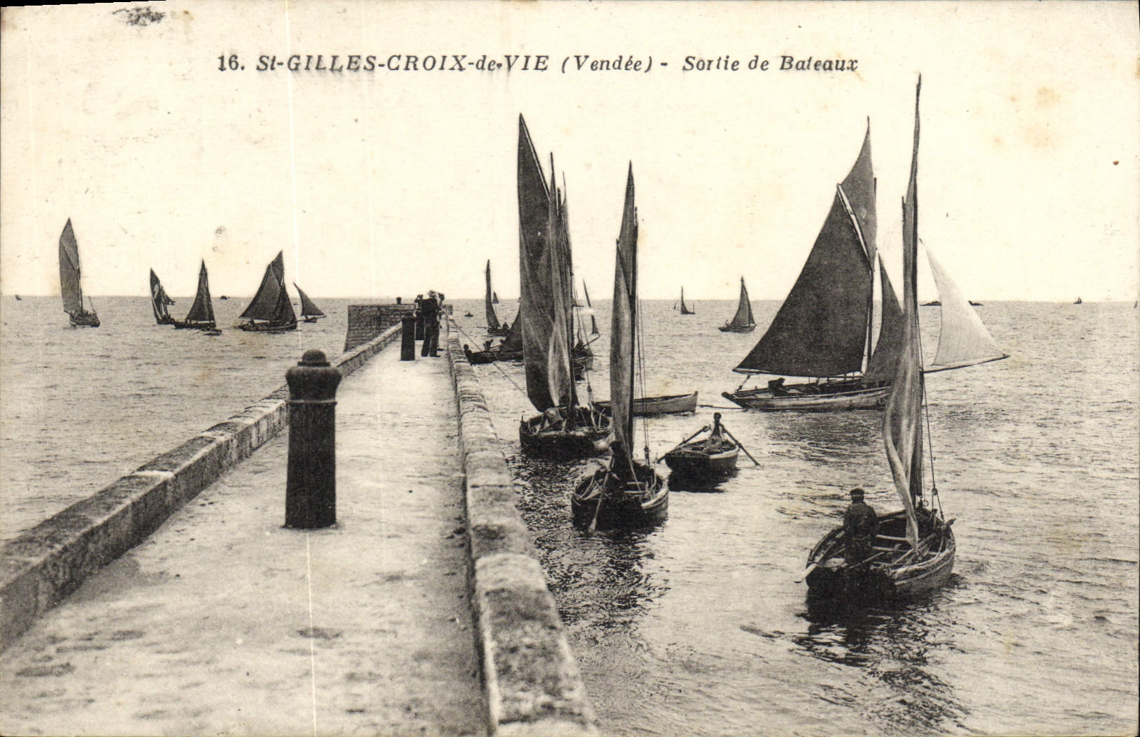CPA St Gilles Croix De Vie Sortie De Bateaux