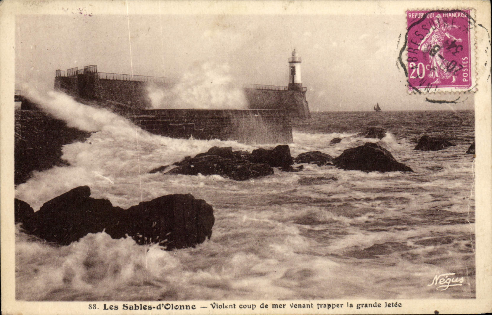 La POSTAL de la VENDIMIA Sables d'Olonne viola a trampero de la inflamación pesada que viene el faro grande del embarcadero