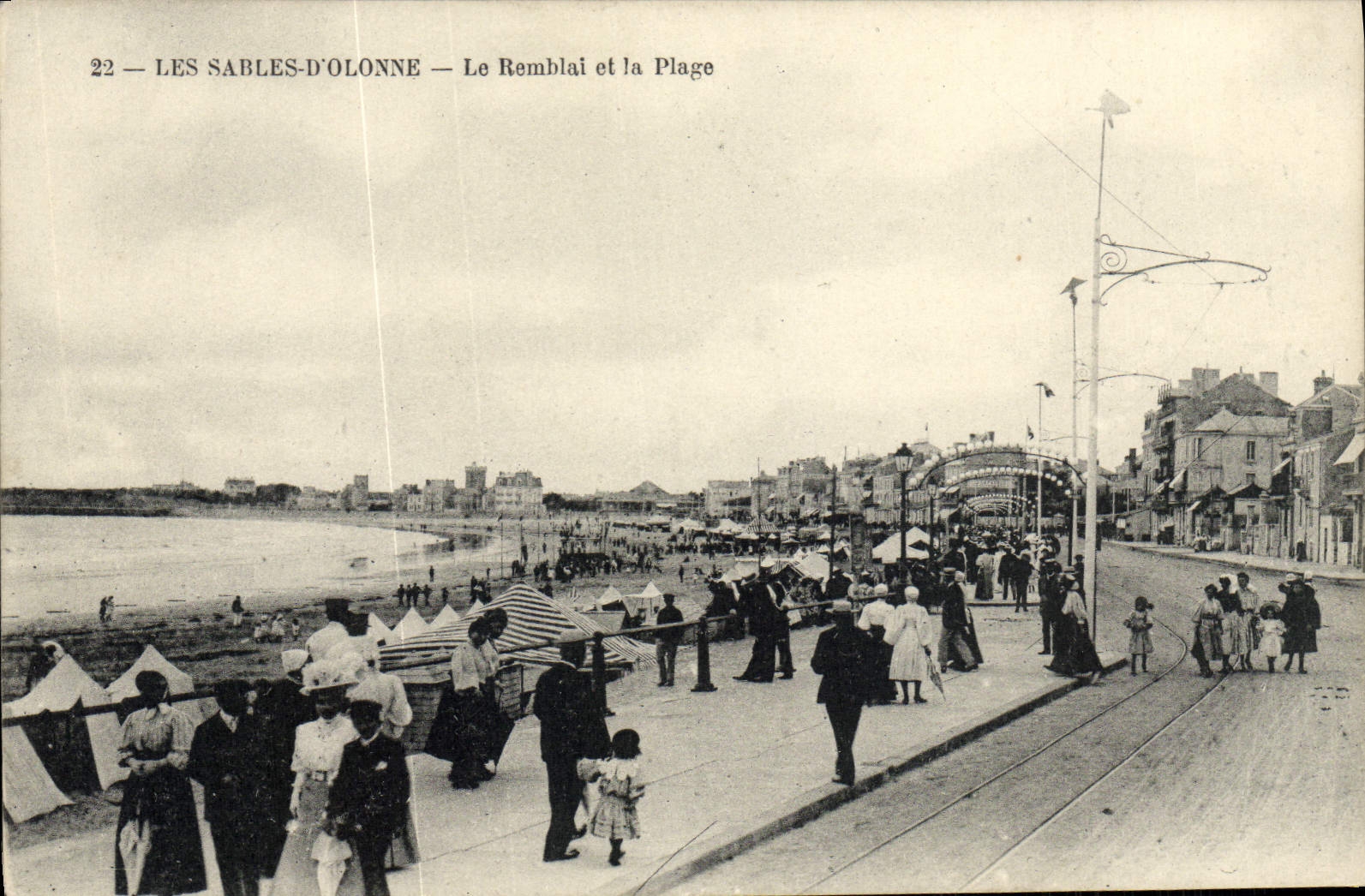 CPA Les Sables D'Olonne Le Remblai Et La Plage