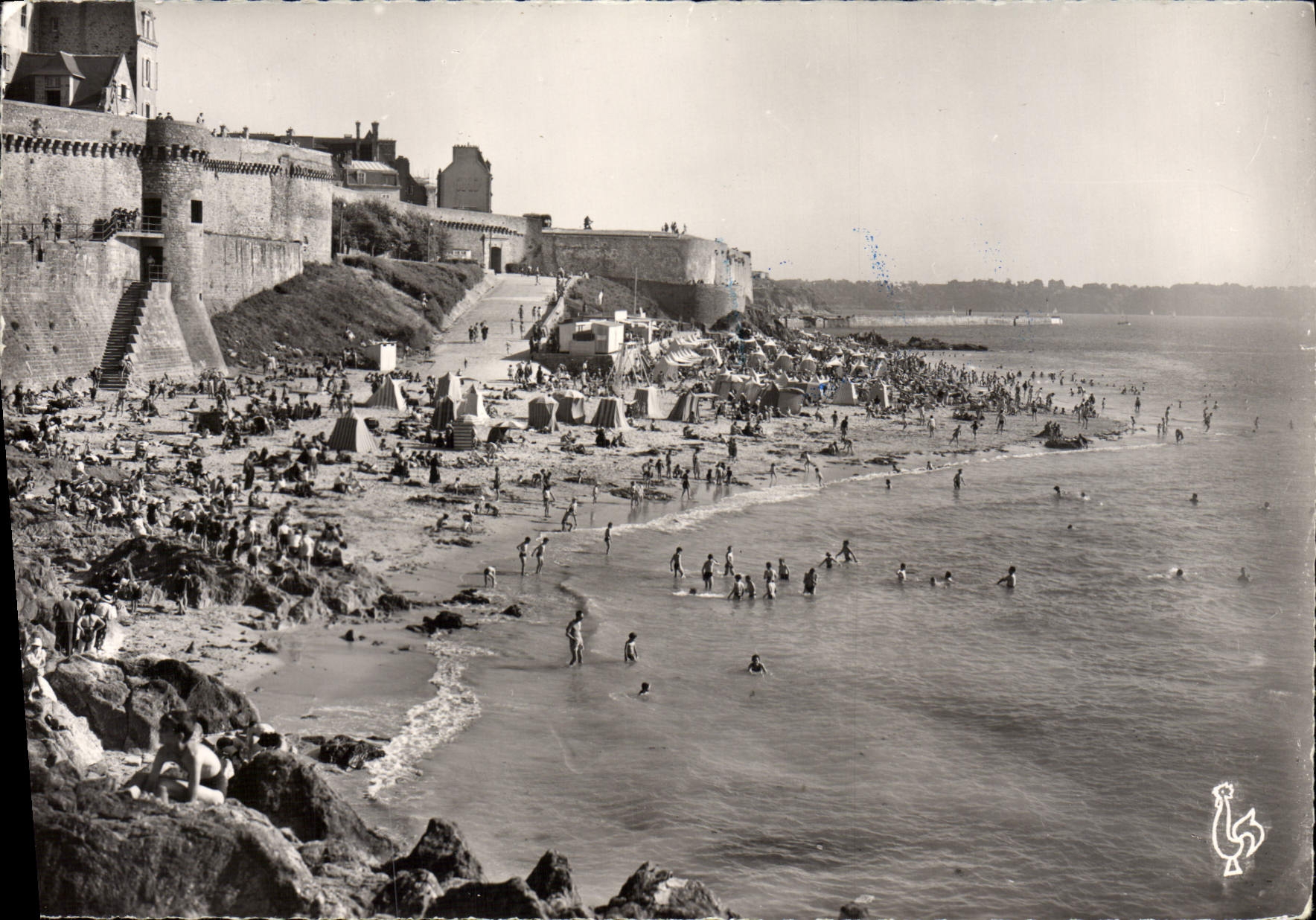 MODERN CARD Holy Malo Walls and the beach Good Help