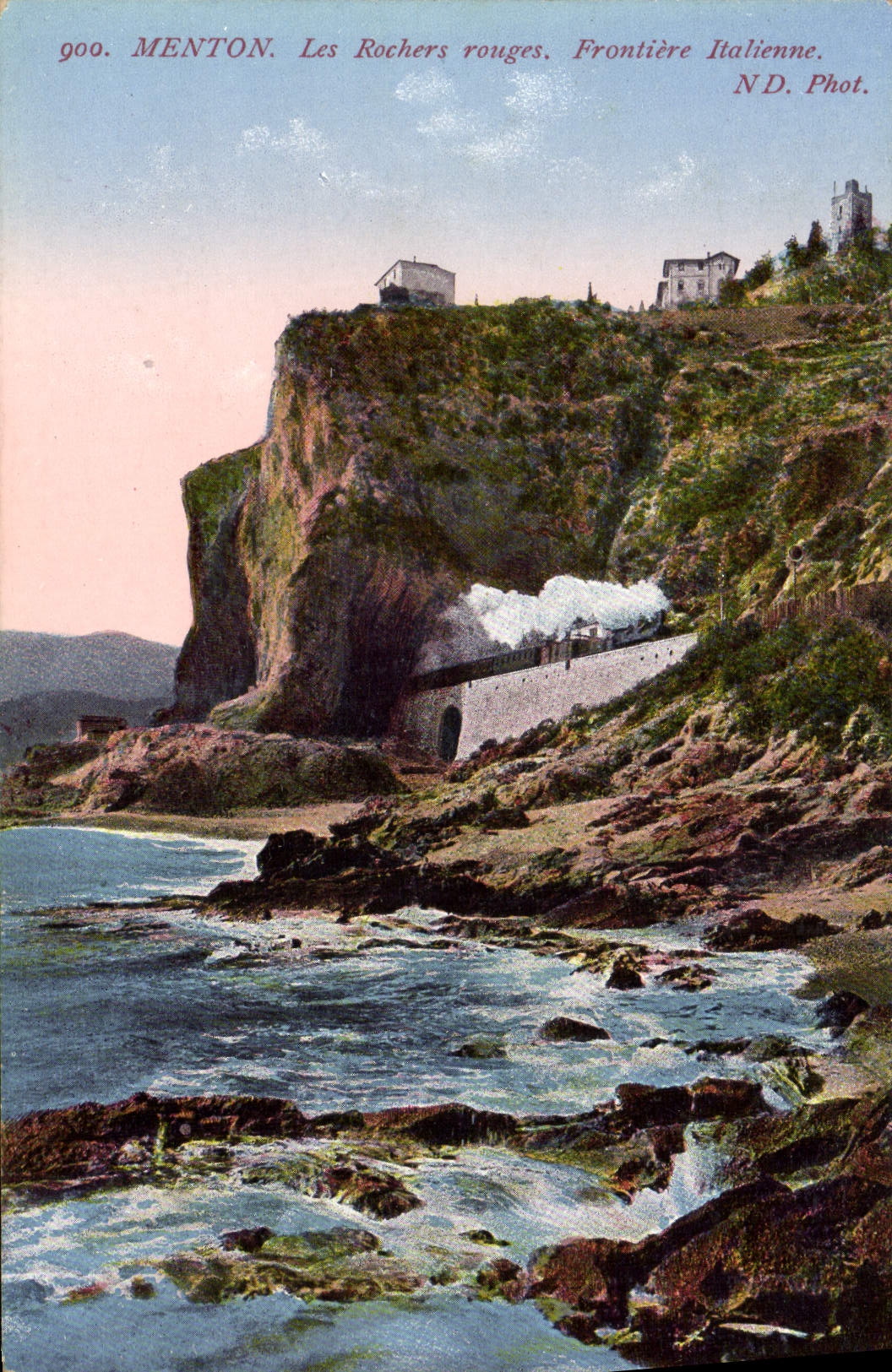 Las rocas Menton rojas de la POSTAL de la VENDIMIA confinan el tren italiano