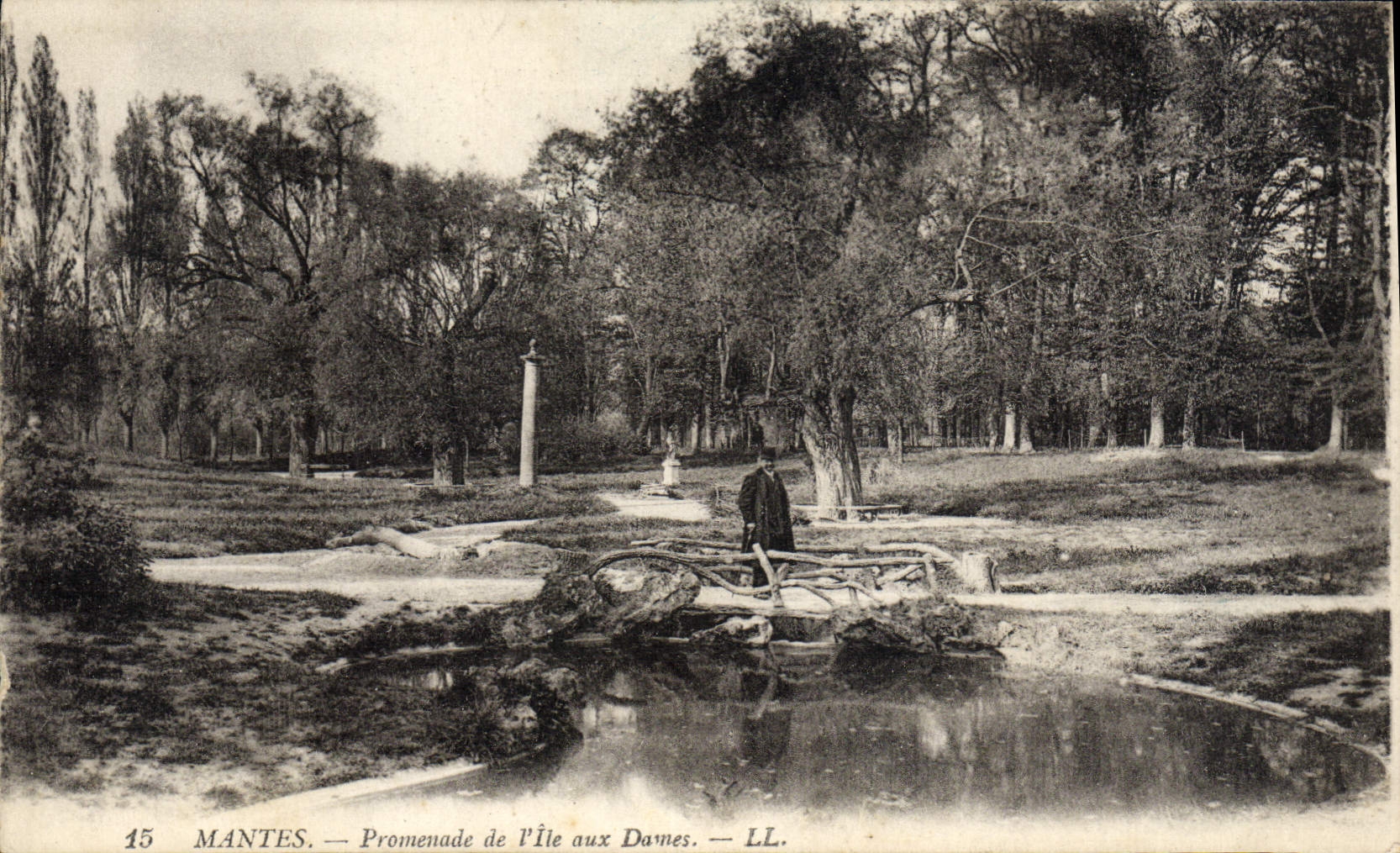 CPA Mantes Promenade De l'ile aux Dames