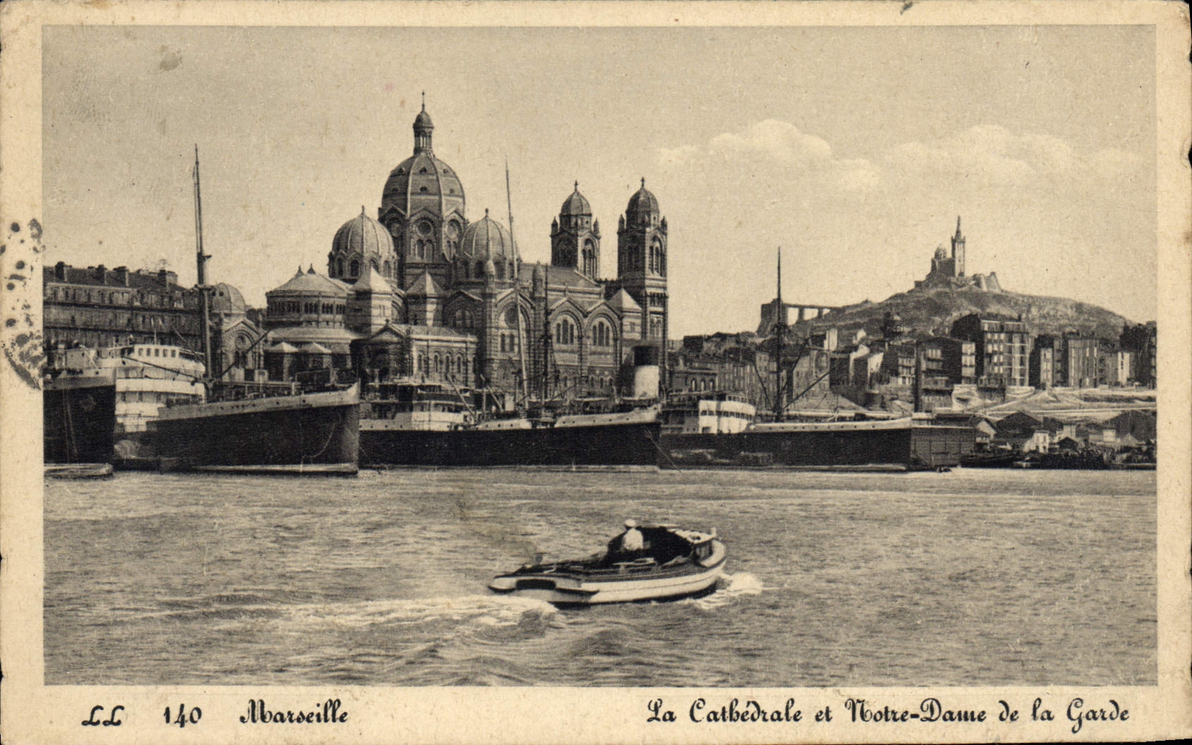 CPA Marseille La Cathedrale Et Notre Dame de la Garde Bateaux