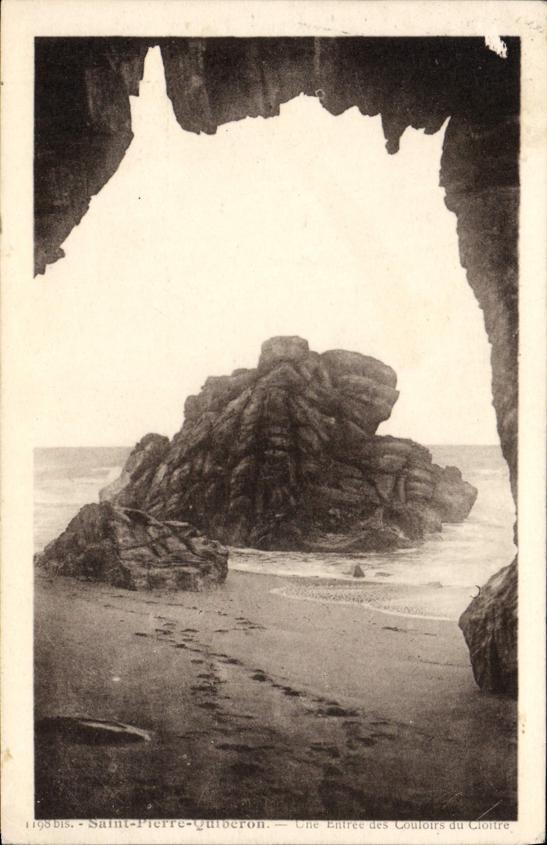 Saint Pierre de Quiberon de la POSTAL de la VENDIMIA una entrada de los pasillos del claustro