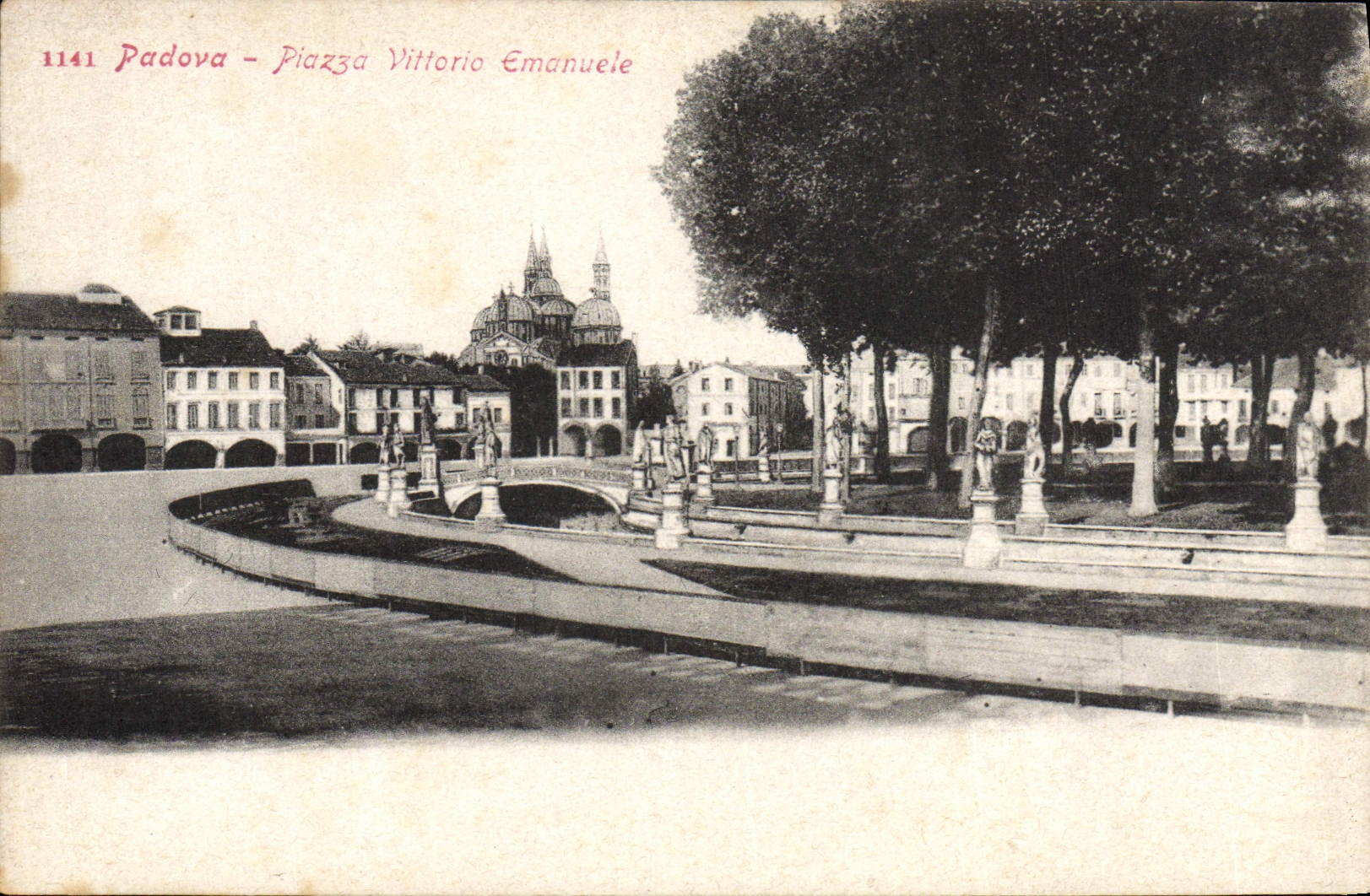 VINTAGE POSTCARD Padova Piazza Vittorio Emanuele