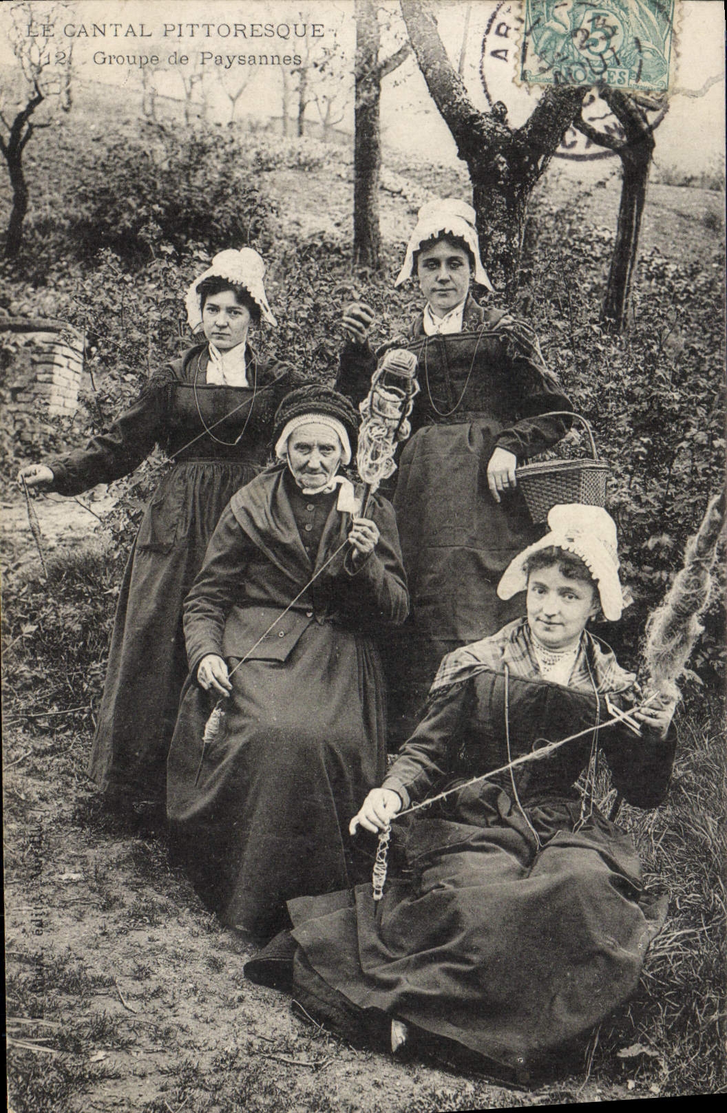 CPA Le Cantal Pittoresque Groupe De Paysannes Fileuses Folklore Costume