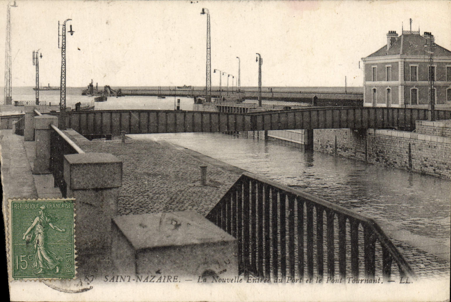 VINTAGE POSTCARD Saint Nazaire the New Entry of the port and the revolving bridge