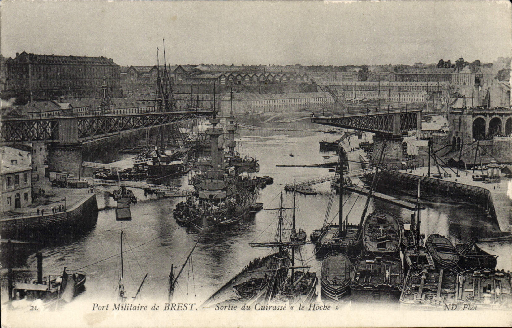 CPA Port Militaire De Brest Sortie Du Cuirasse Le Hoche Bateau