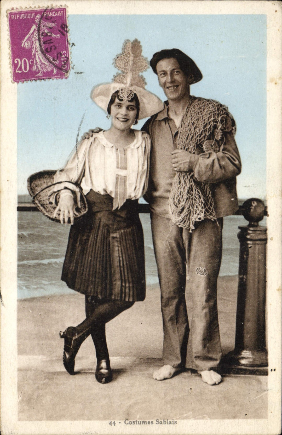 CPA Costumes Sablais Folklore Femme