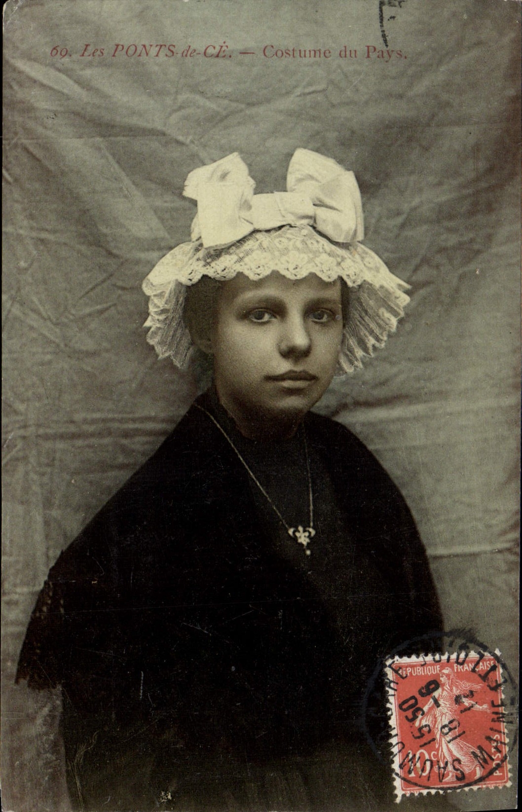 CPA Les Ponts de Ce Costume du pays Folklore 