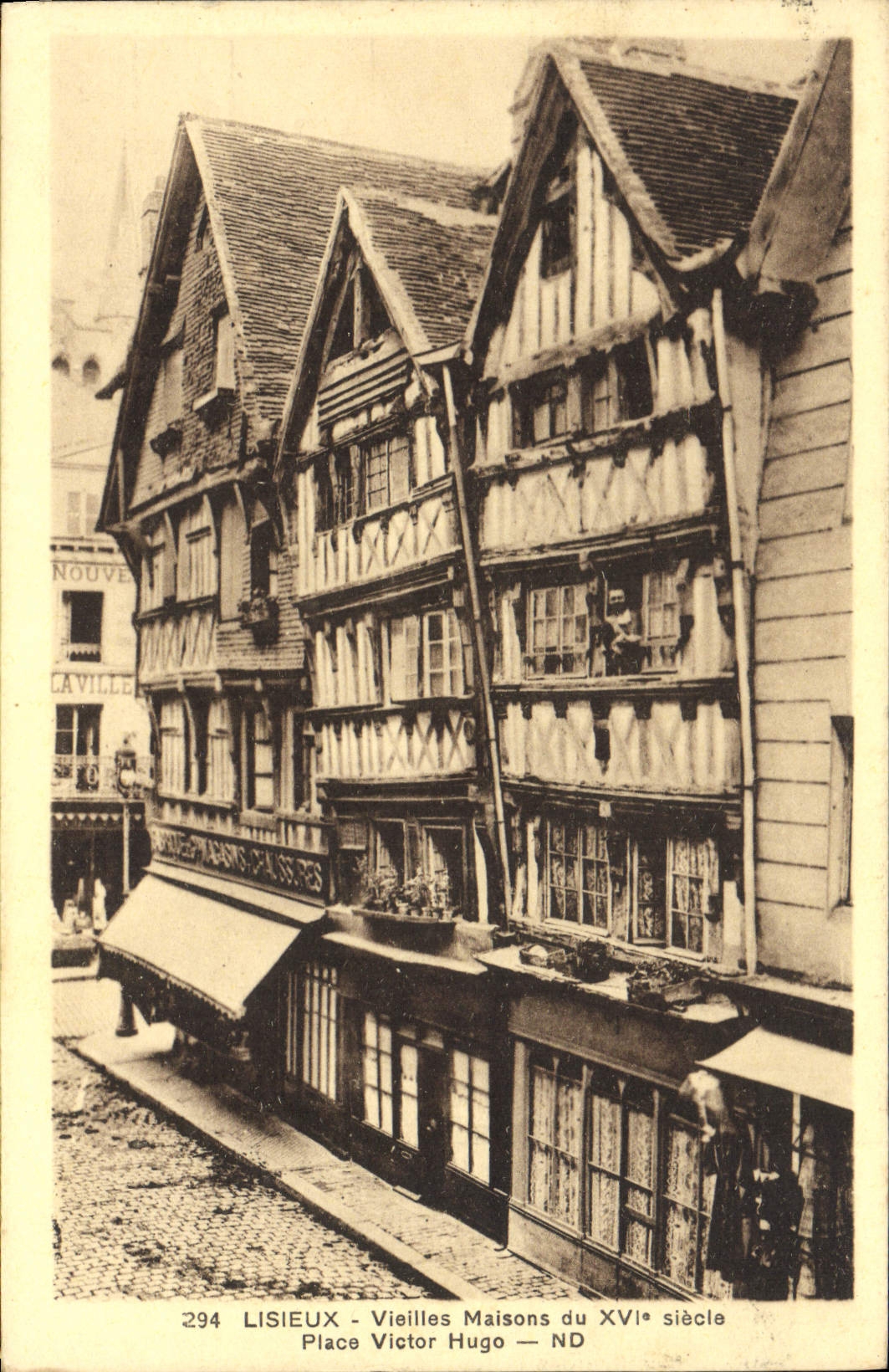 CPA Lisieux Vieilles Maisons Place Victor Hugo