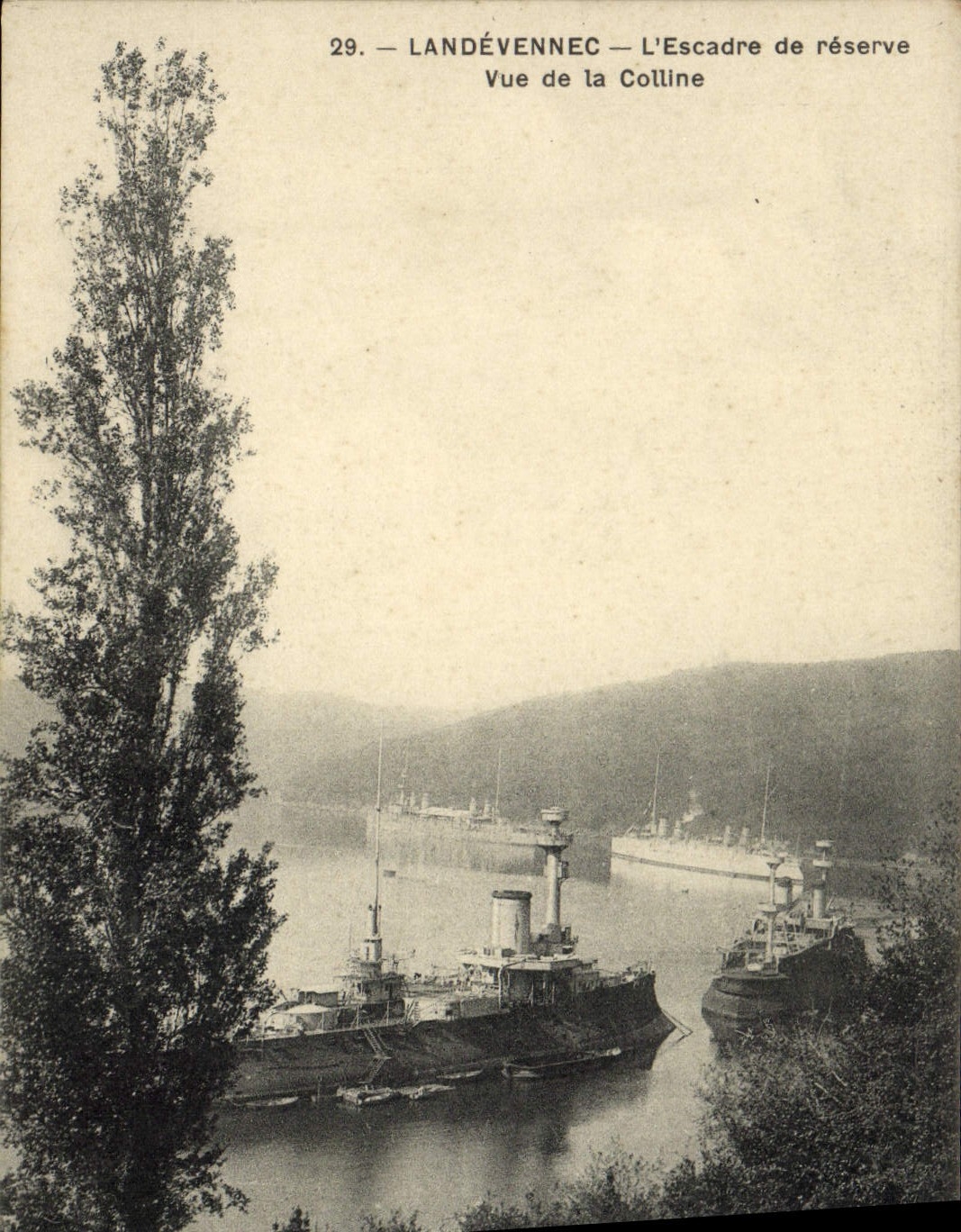 CPA Landevennec L'Escadre De Reserve Vue De La Colline Bateaux