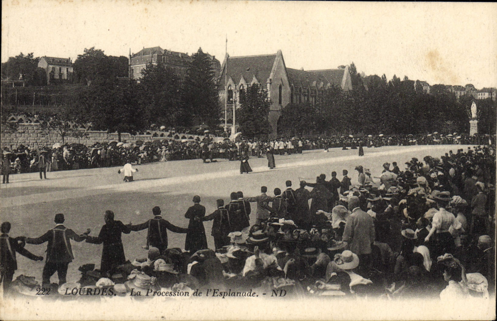 VINTAGE POSTCARD Heavy the Procession De I' Esplanade
