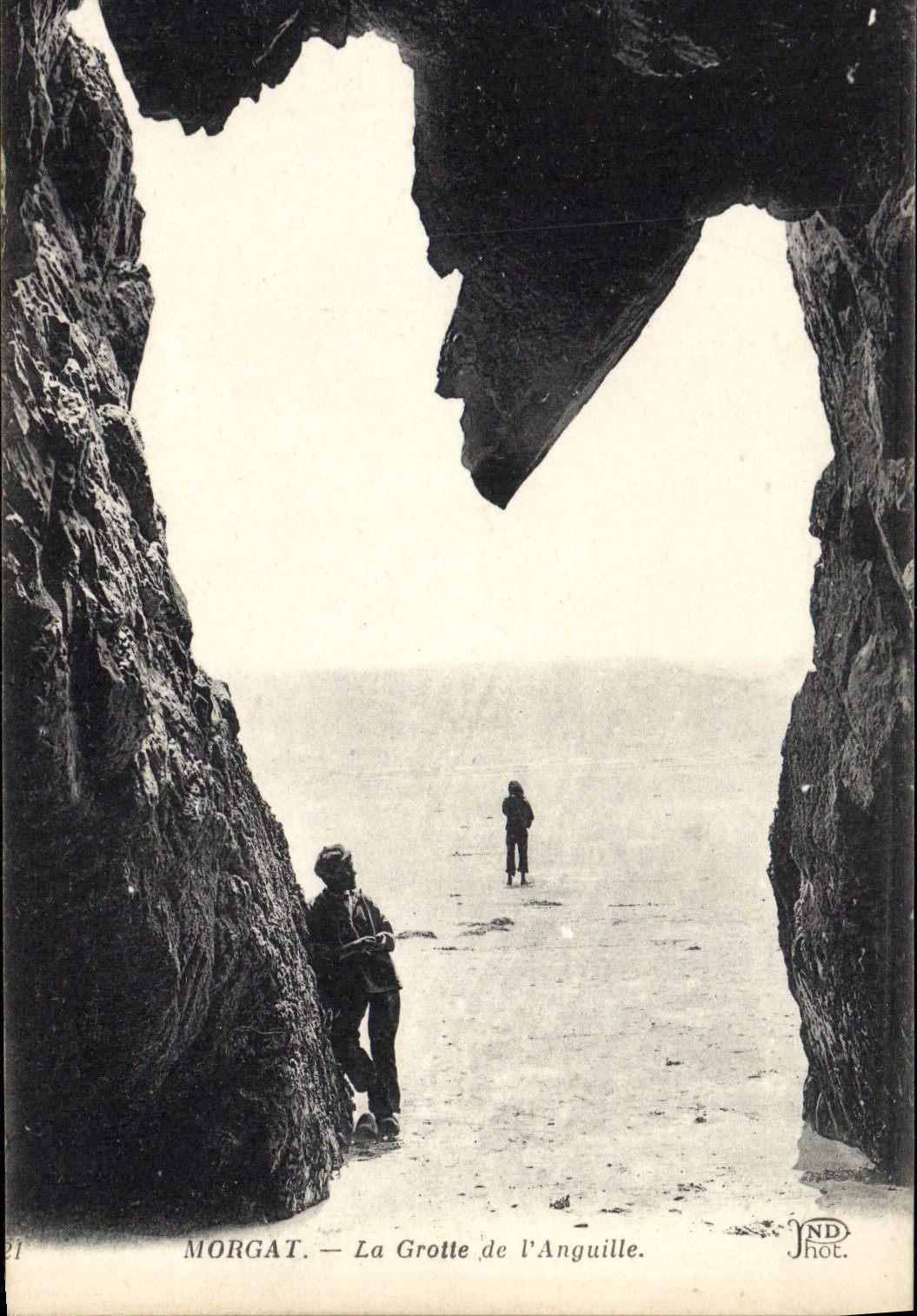 VINTAGE POSTCARD Morgat the Cave De I' Anguille
