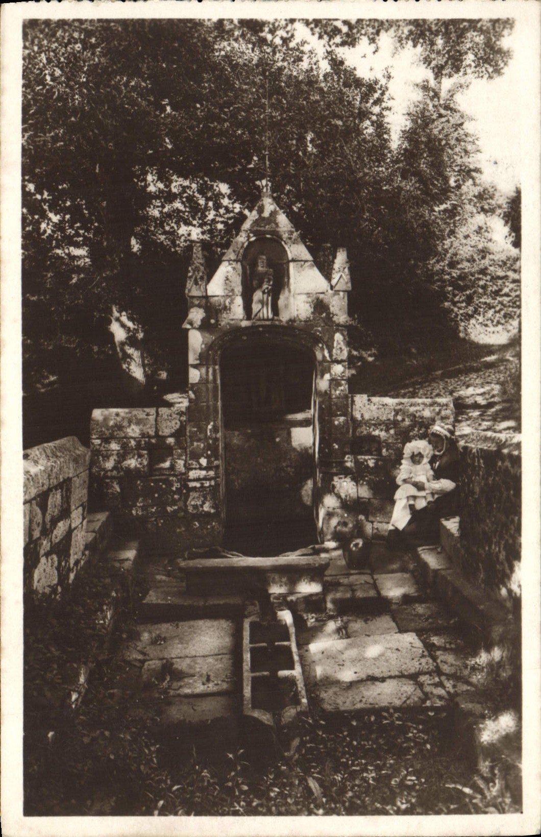 VINTAGE POSTCARD Doulas Vault De I' Abbaye