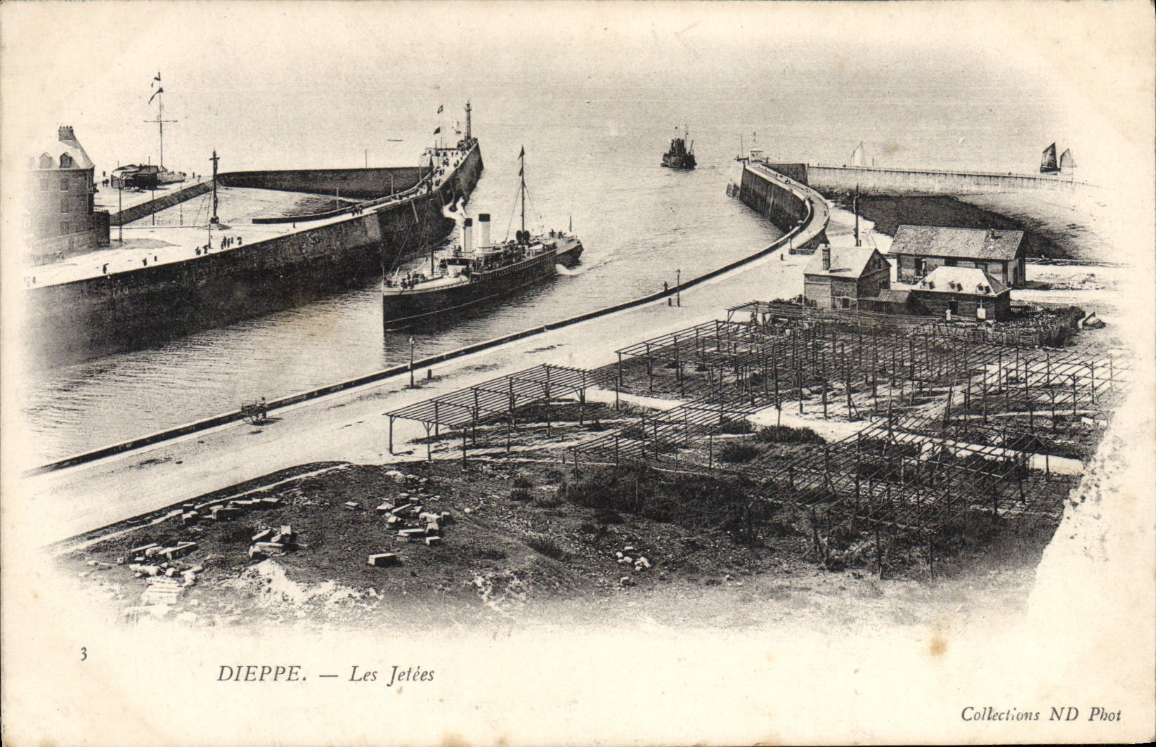 CPA Dieppe Les Jetees Bateau