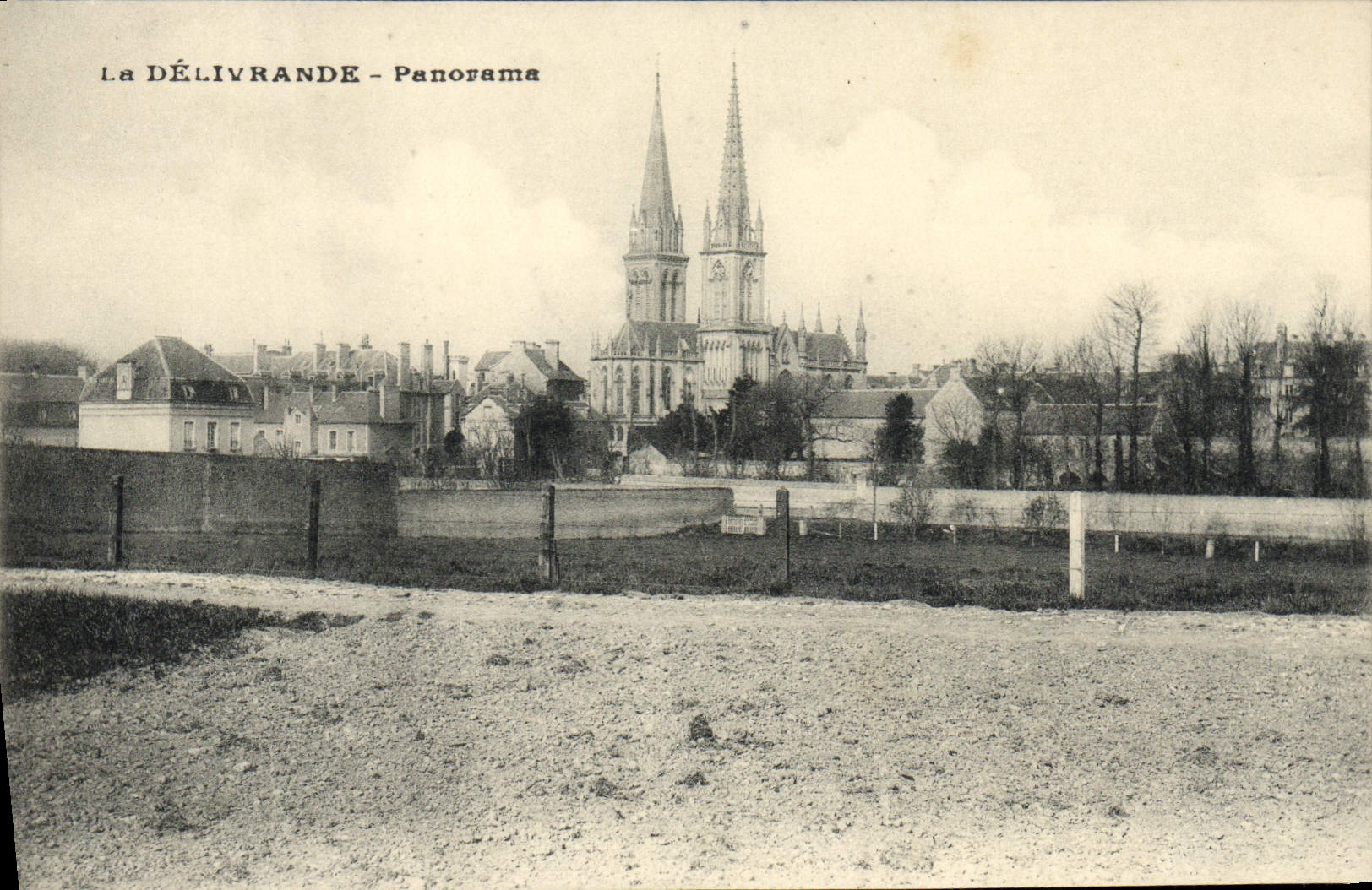 VINTAGE POSTCARD Delivrande Panorama