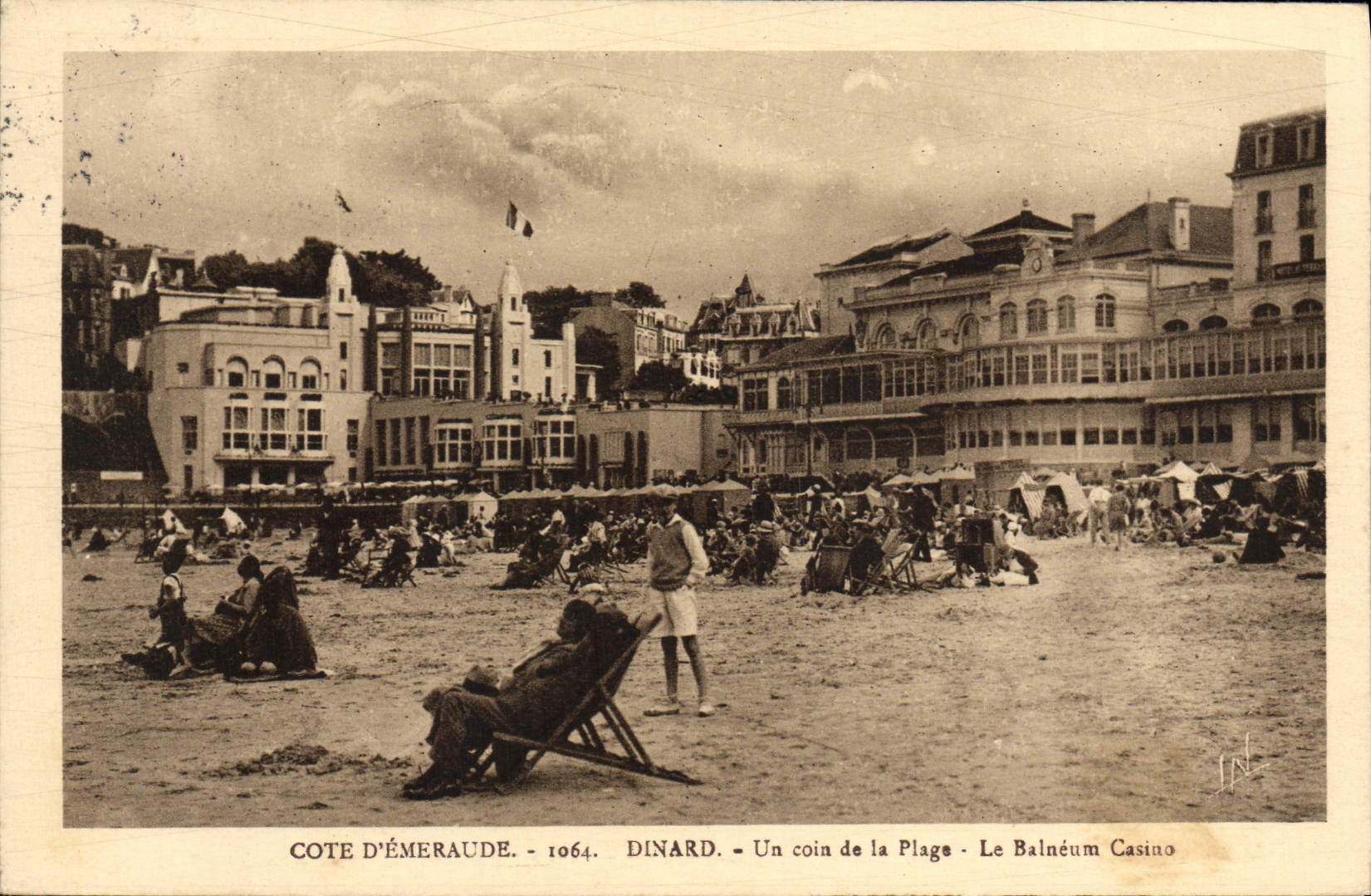 POSTAL Dinard de la VENDIMIA una esquina del casino de Balneum de la playa