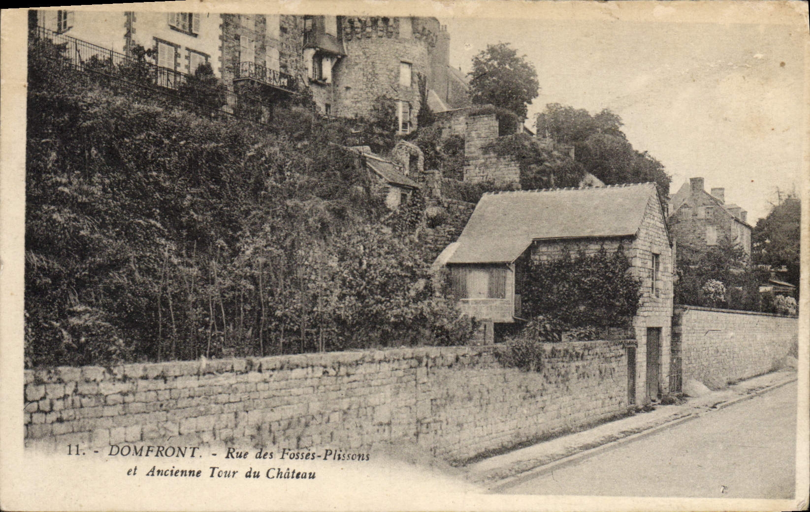 CPA Domfront Rue Des Fosses Plissons et ancienne tour du chateau