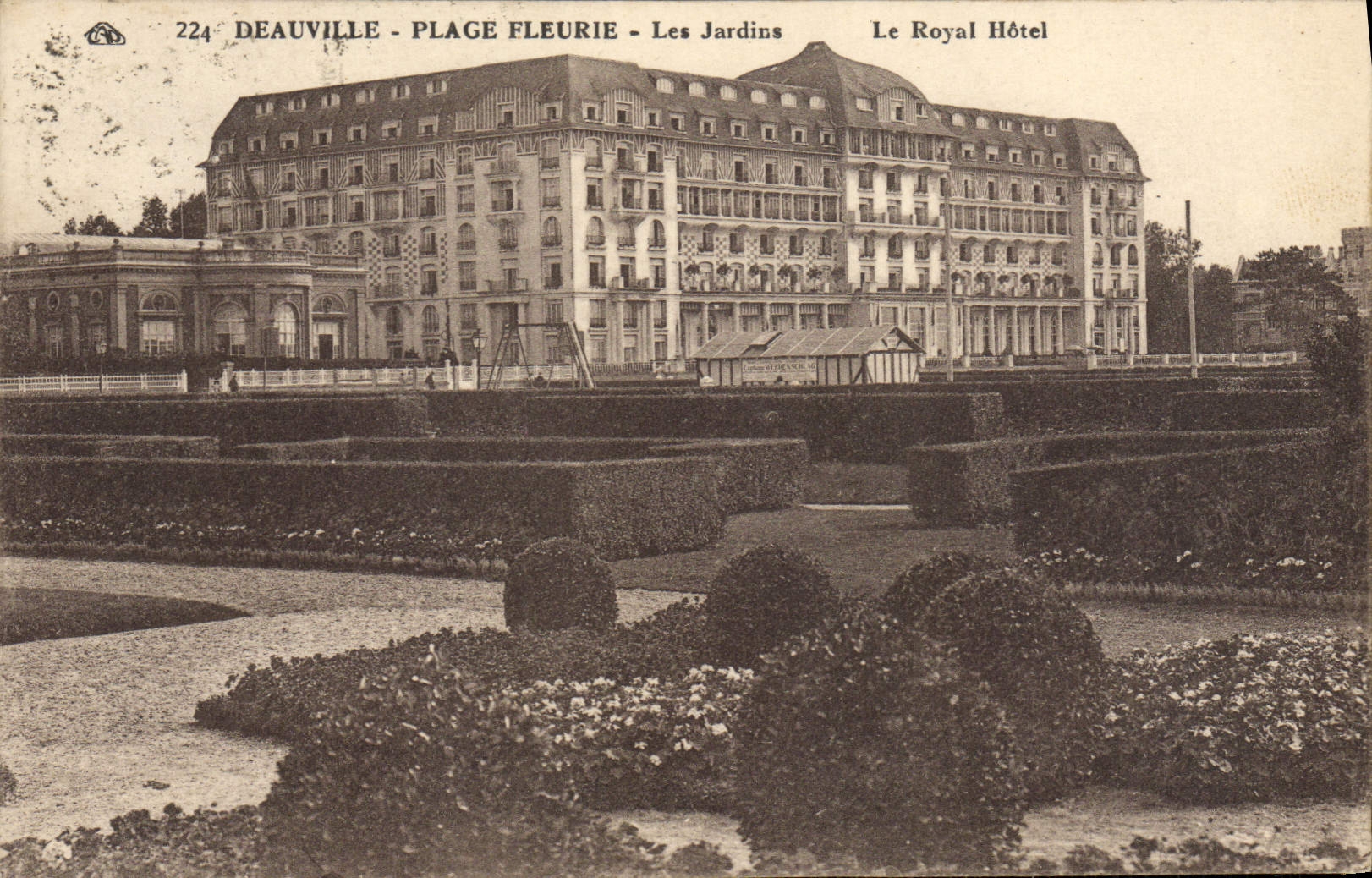 CPA Deauville Plage Fleurie Les Jardins le royal Hotel