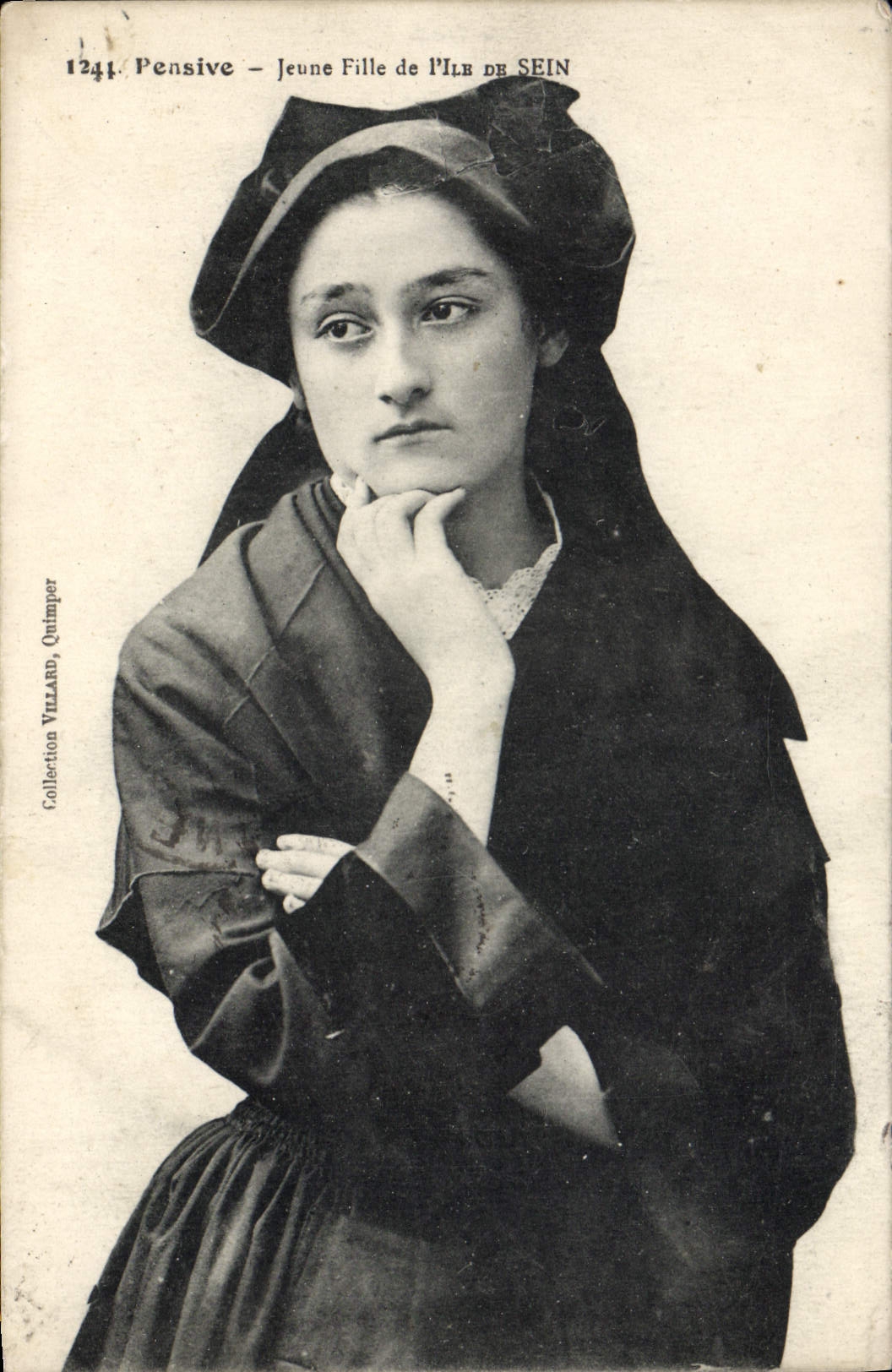 CPA Pensive Jeune Fille De l'Ile De Sein Folklore