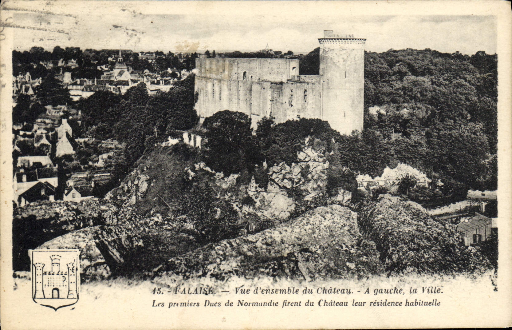 CPA Falaise Vue D'Ensemble Du Chateau A Gauche la ville