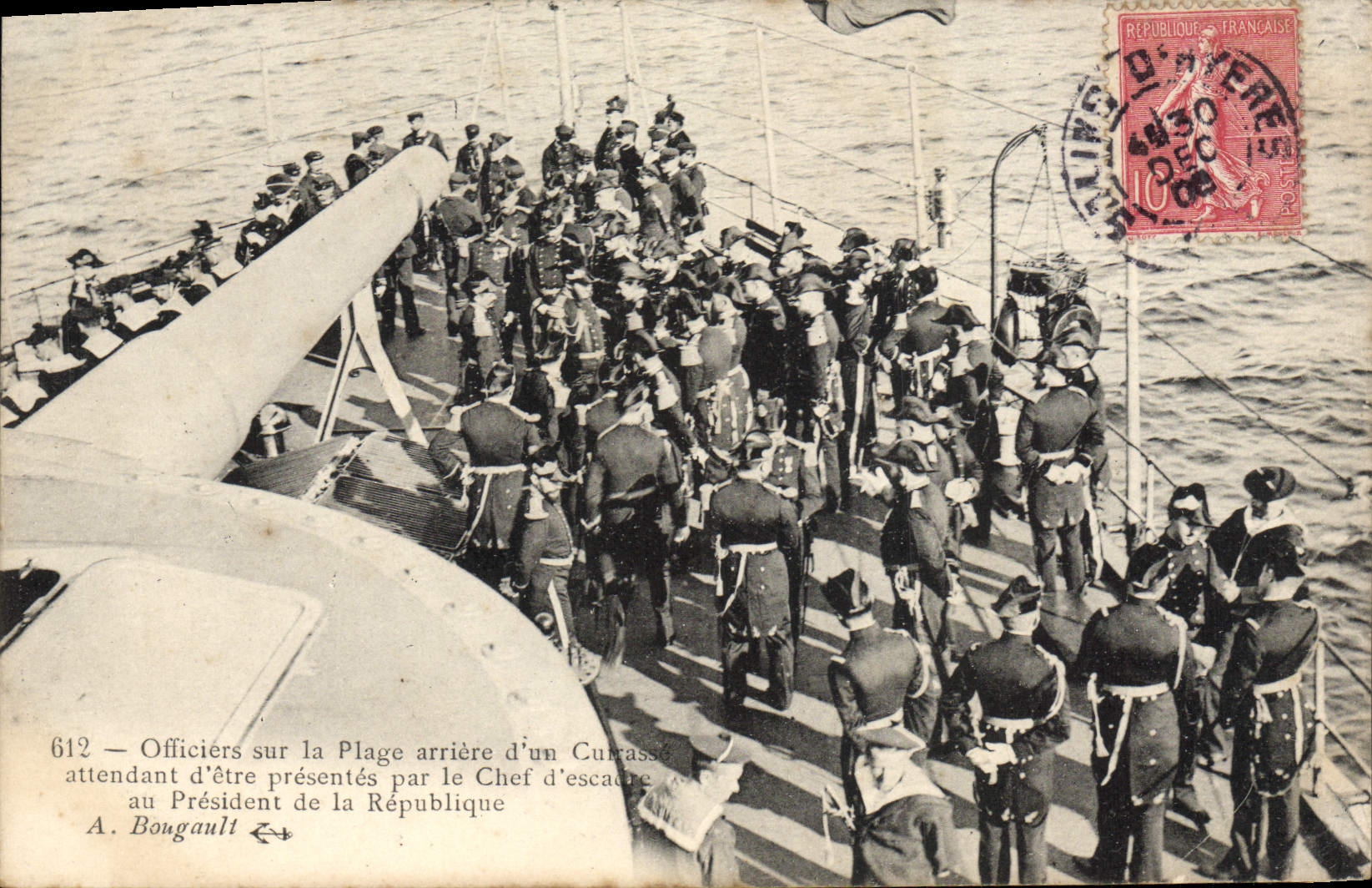 CPA Officiers Sur La Plage Arriere D'Un Cuirasse 
