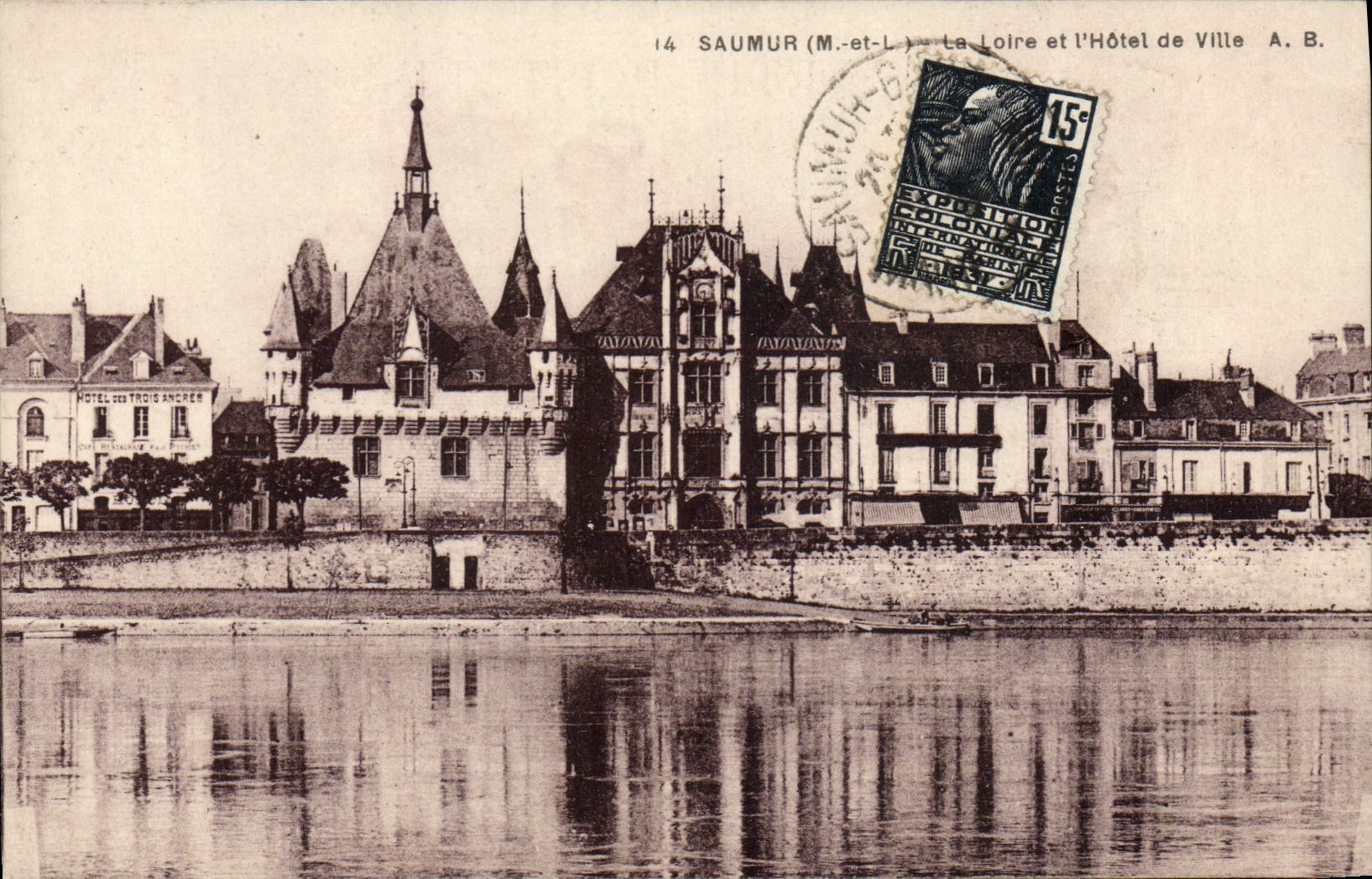 CPA Saumur Le Loire Et I'Hotel De Ville