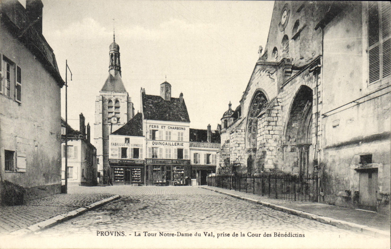 CPA Provins La Tour Notre Dame Du Val prise de la Cour des Benedictins