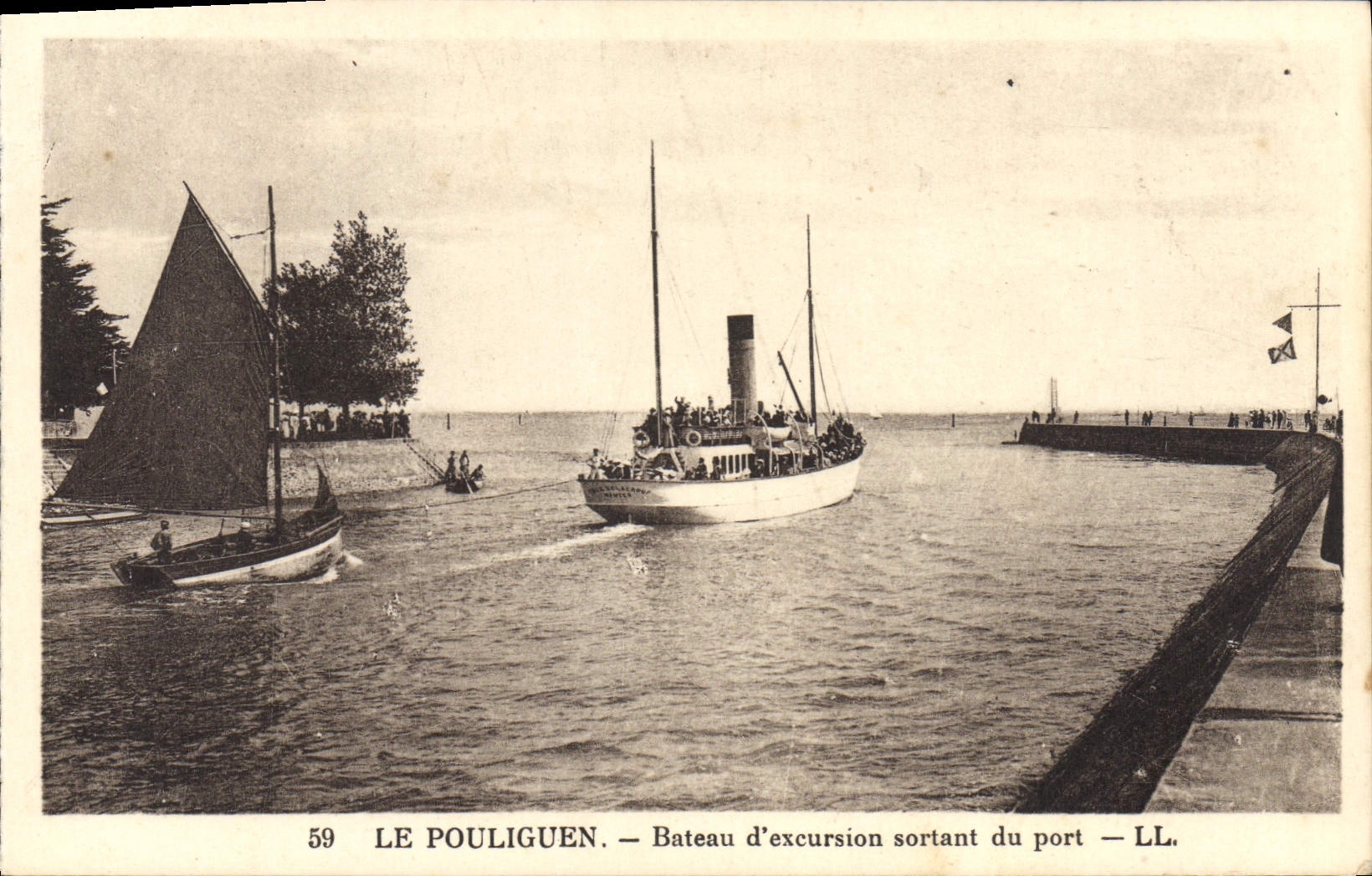 VINTAGE POSTCARD Pouliguen Beteau D' Excursion Leaving the Port Boats