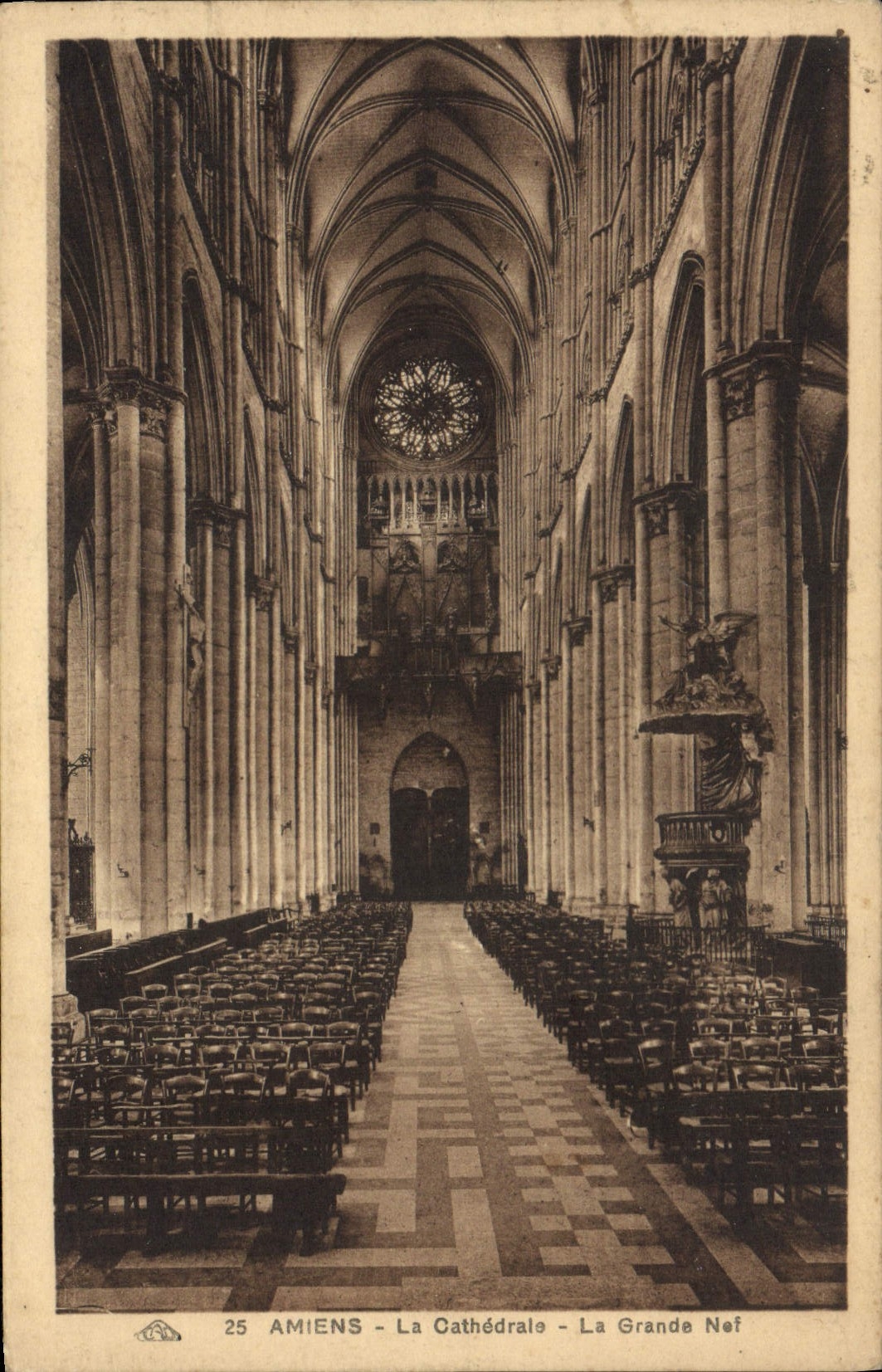 CPA Amiens La Cathedrale La Grande nef Flamme Amiens Sa Confection