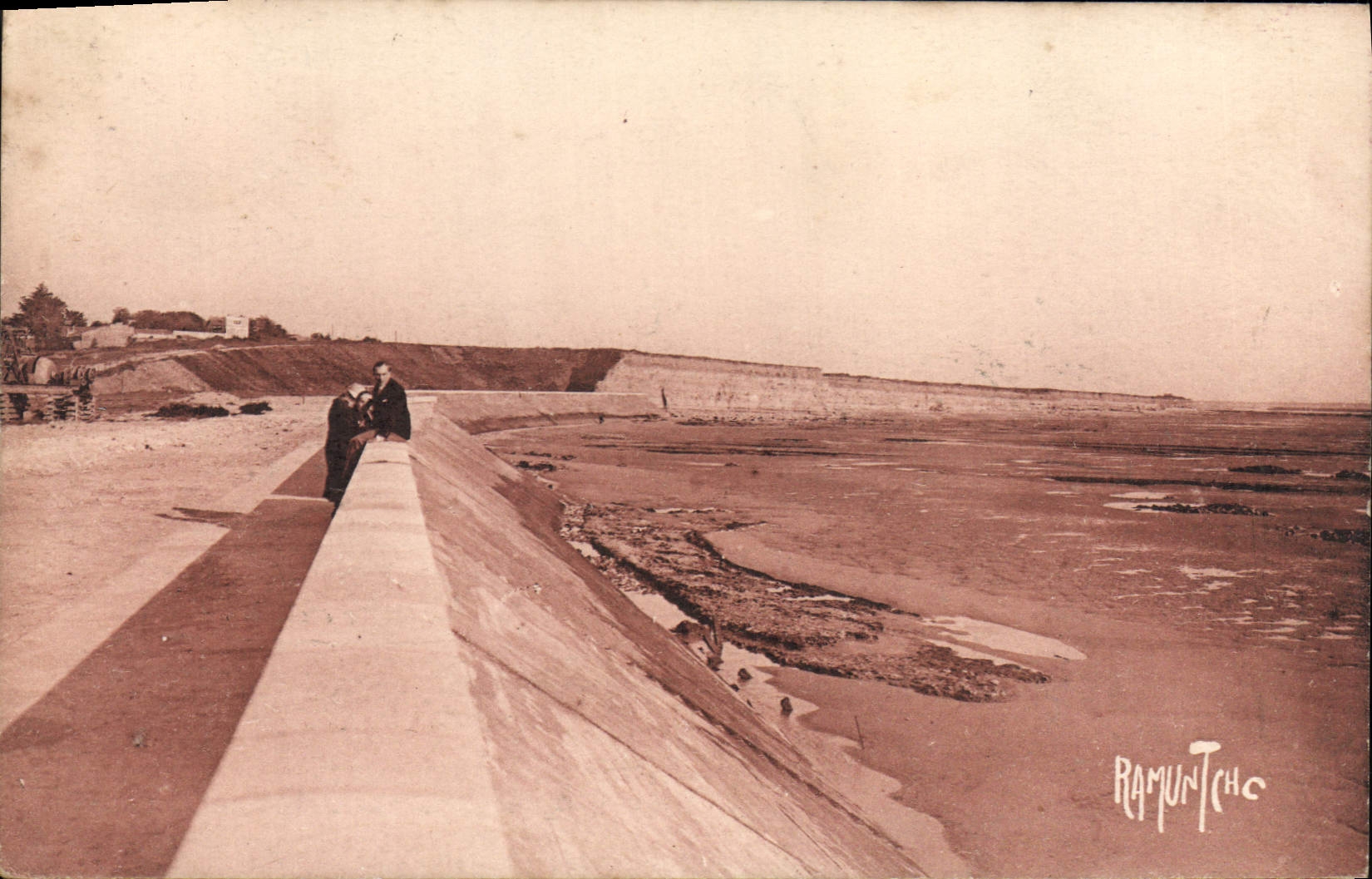 VINTAGE POSTCARD Chatelaillon News Flood bank Of Cliff Of Boucholeurs