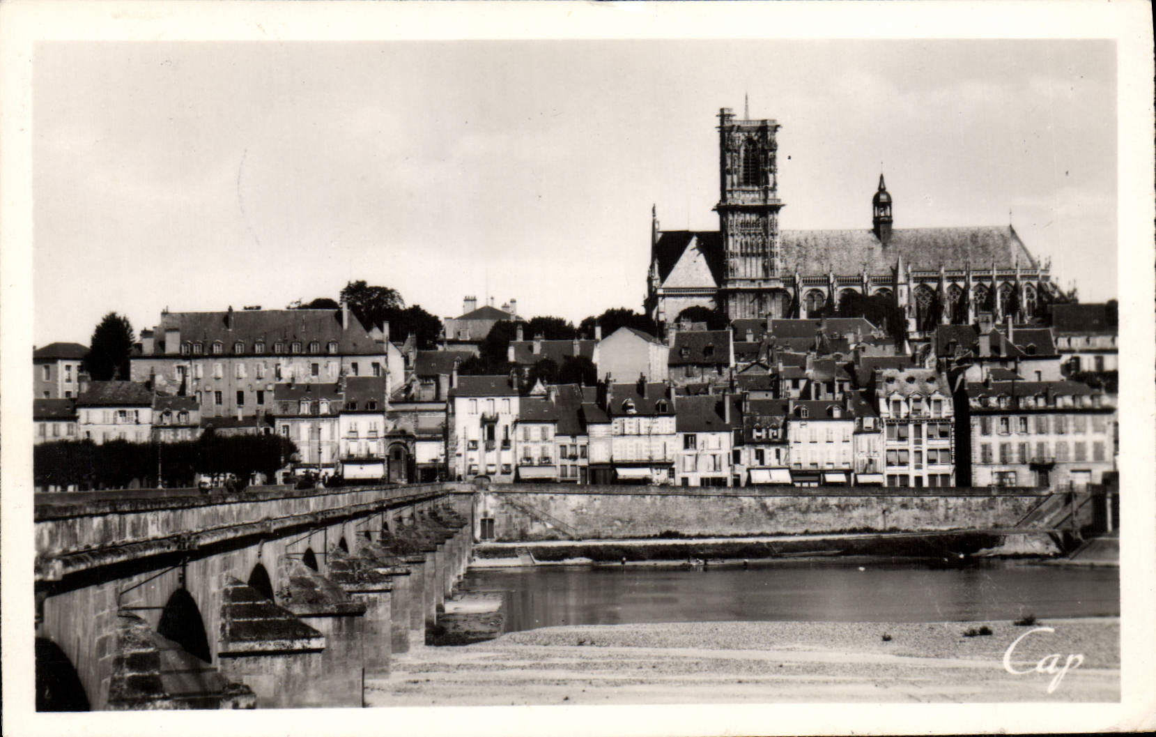 POSTAL MODERNA reina de Vichy de la llama de la opinión de Nevers de las ciudades